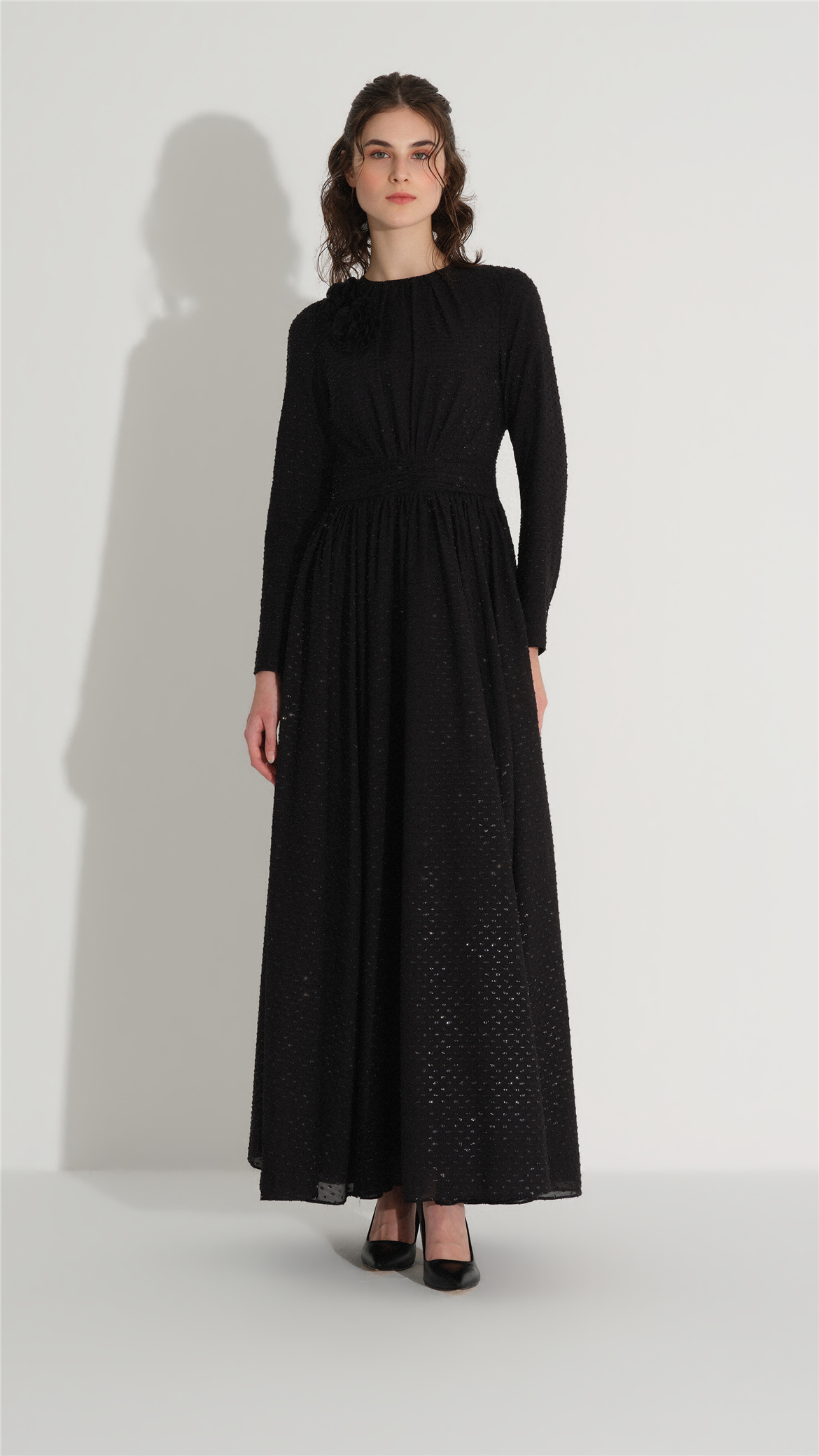 ÇİÇEK AKSESUARLI SİMLİ ELBİSE Siyah