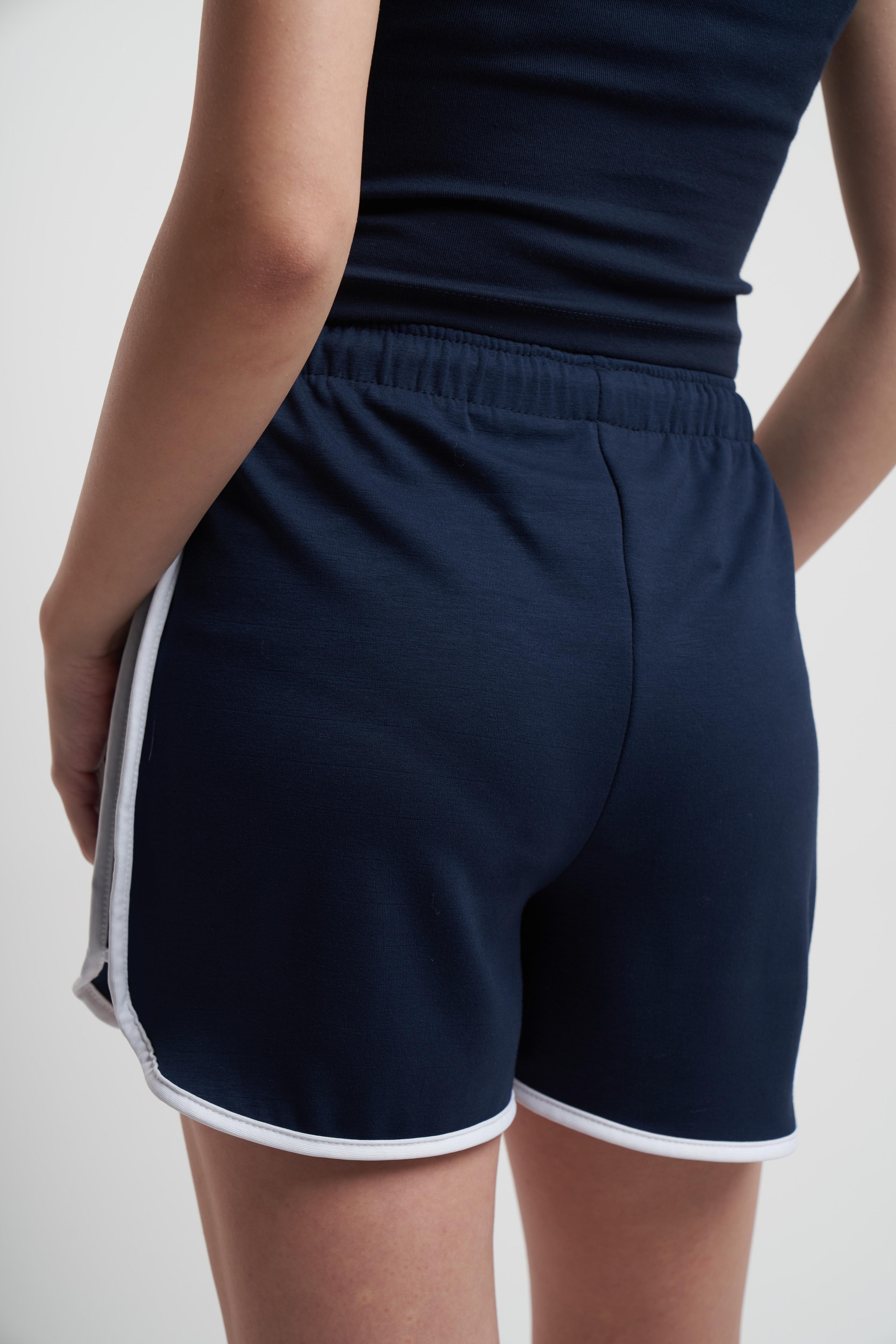 Biye Detaylı Kısa Şort Lacivert