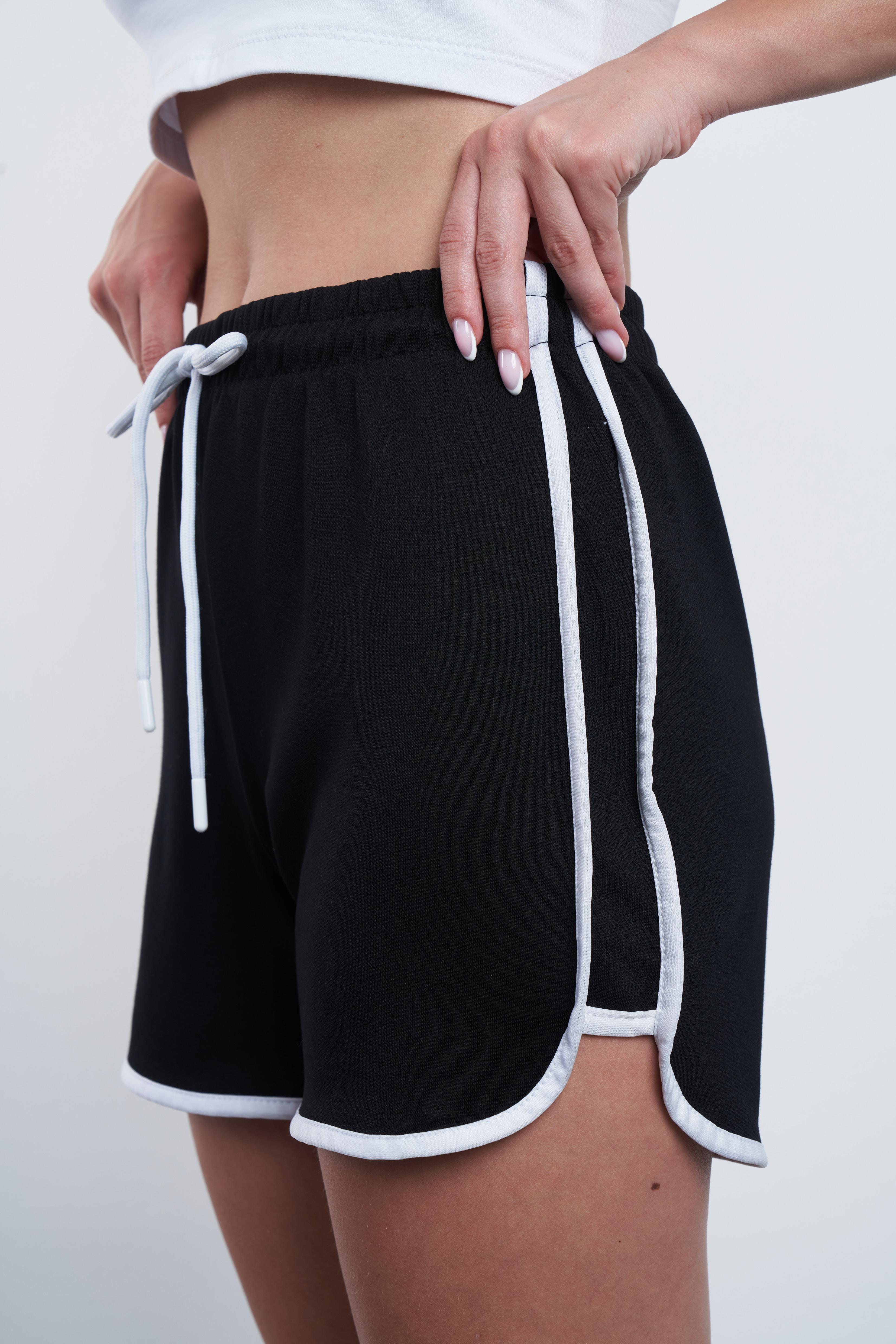 Biye Detaylı Kısa Şort Siyah