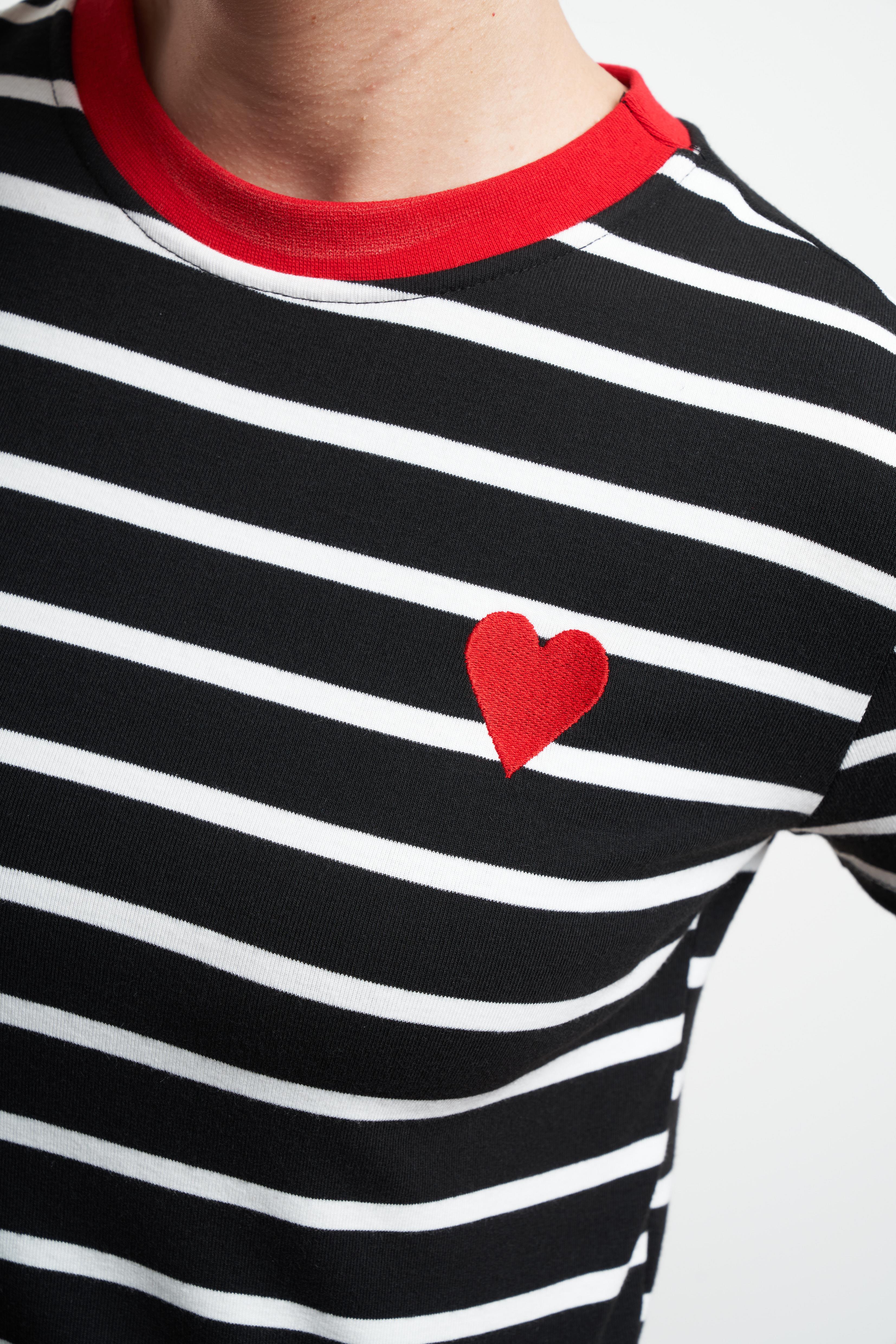 Kalp Nakış Baskılı Çizgili Kısa T-shirt Siyah-Beyaz