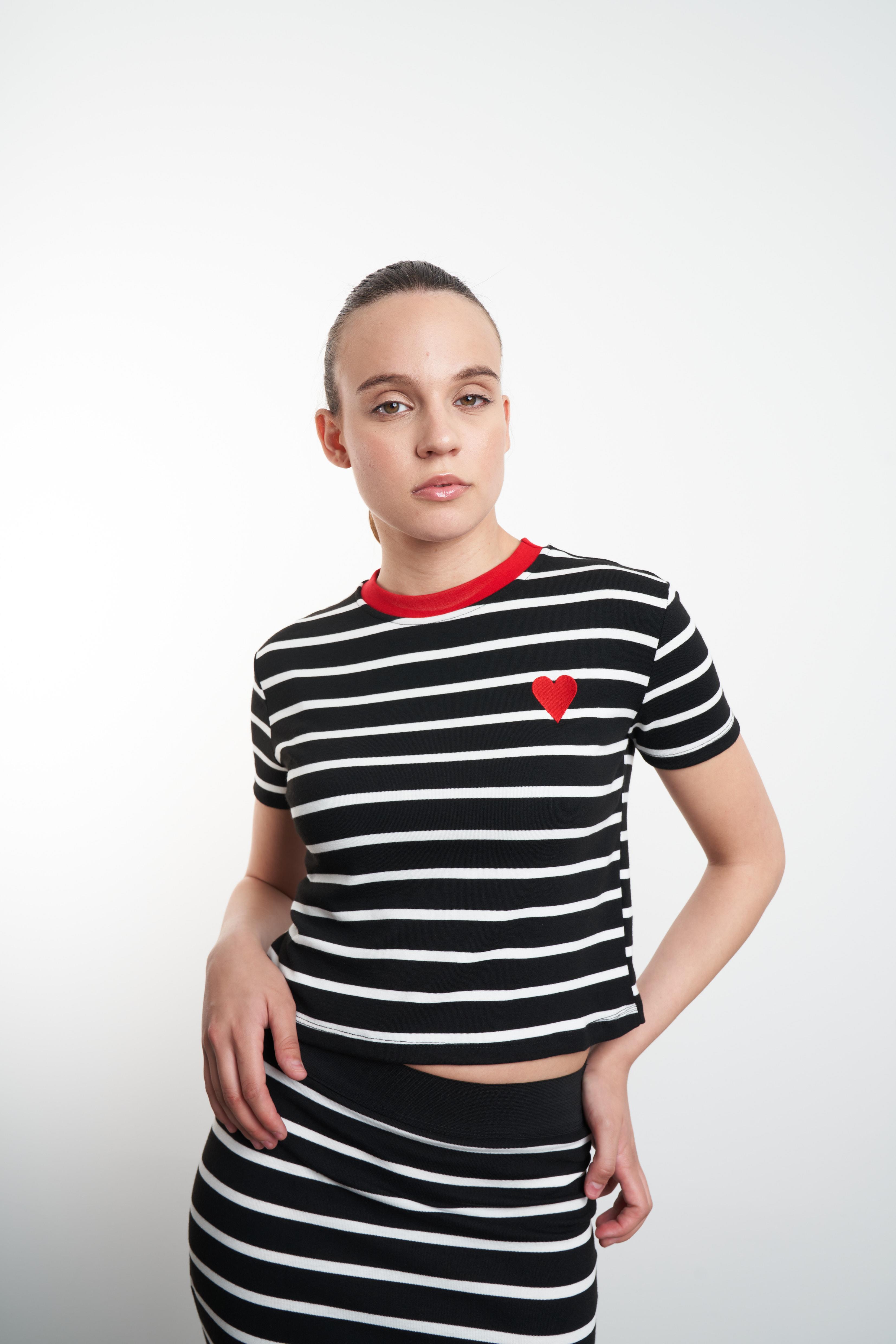 Kalp Nakış Baskılı Çizgili Kısa T-shirt Siyah-Beyaz