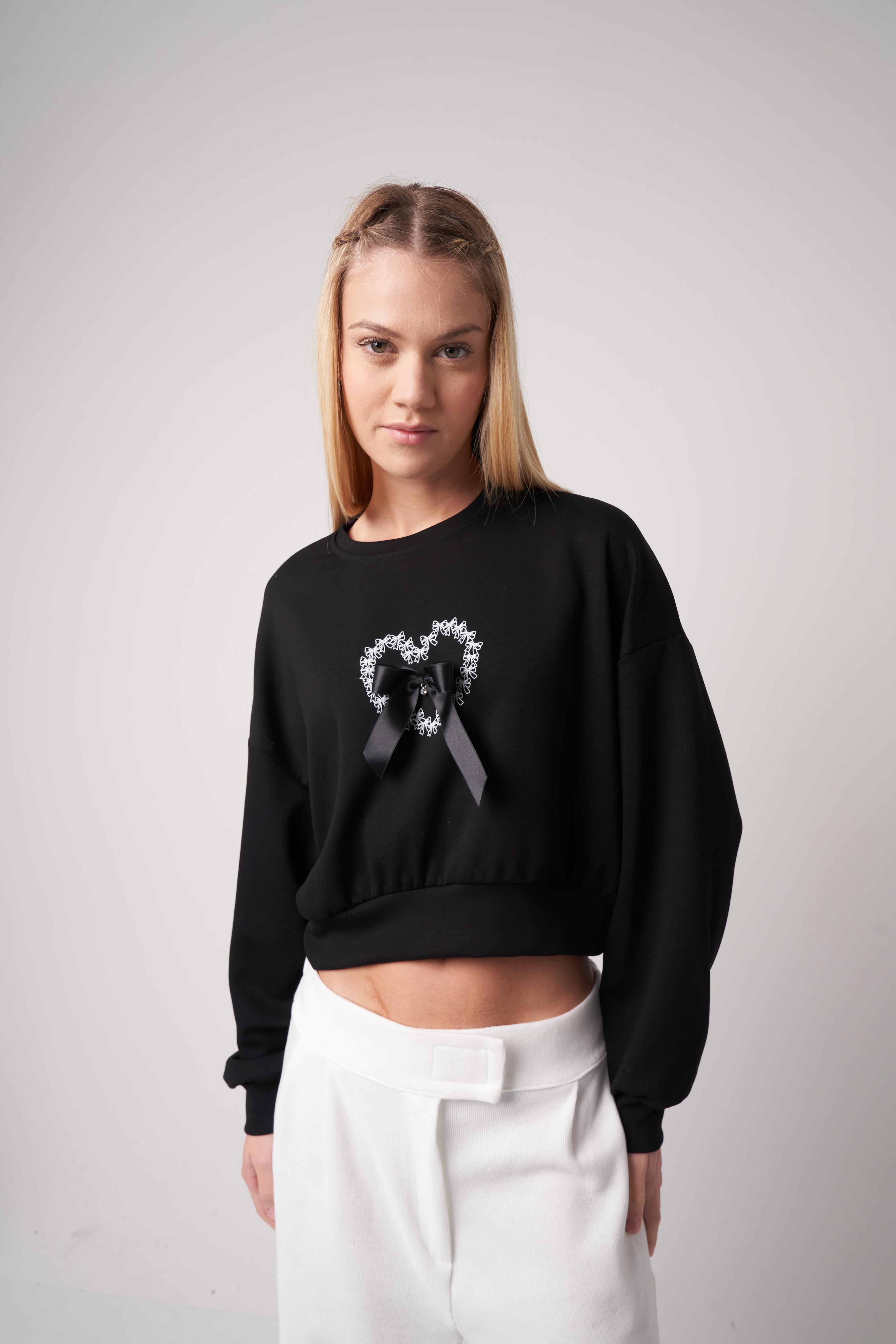 Kalp ve Fiyonk Detaylı Kısa Sweatshirt Siyah