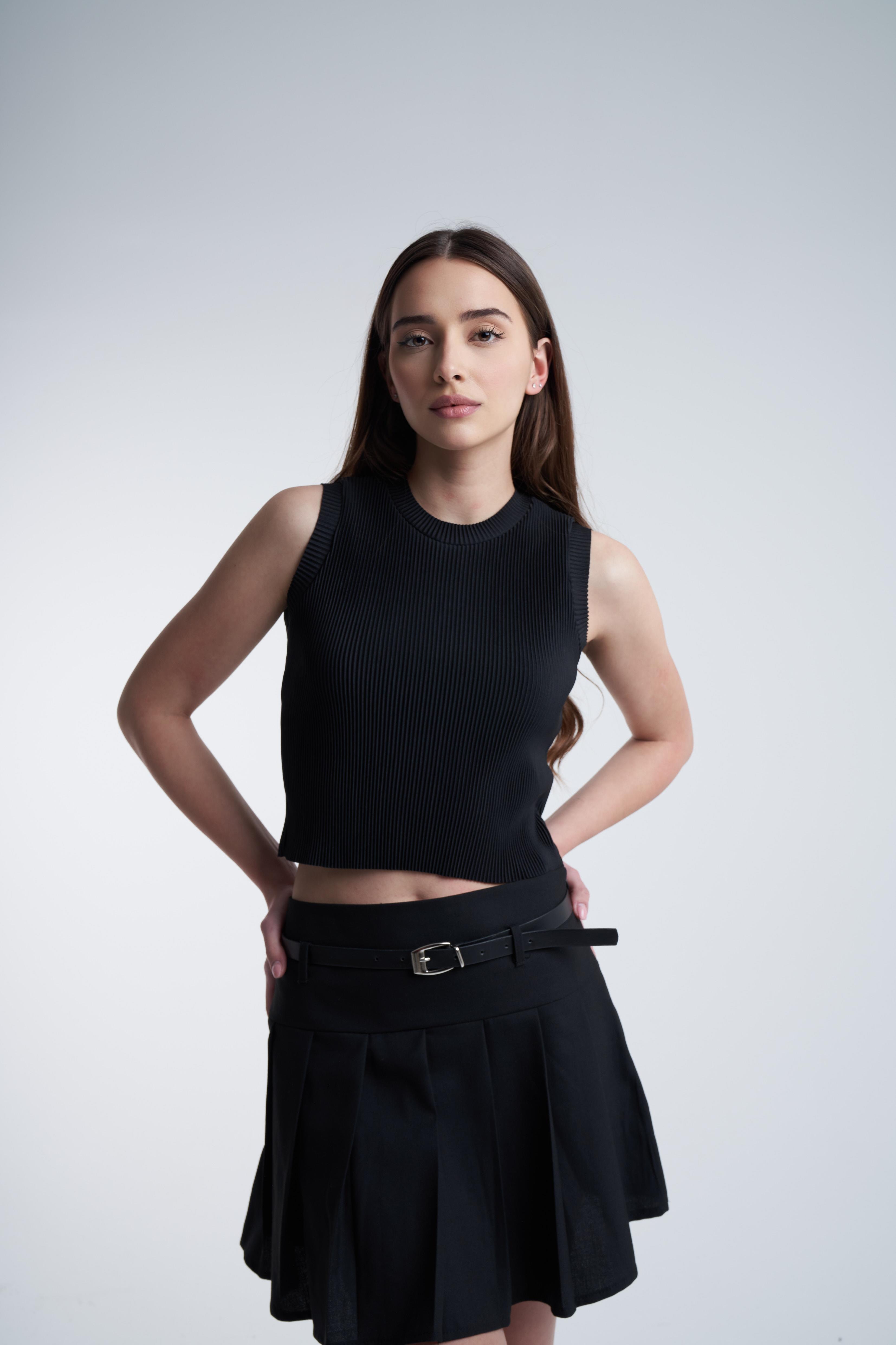 Bisiklet Yaka Kolsuz Plise Bluz Siyah