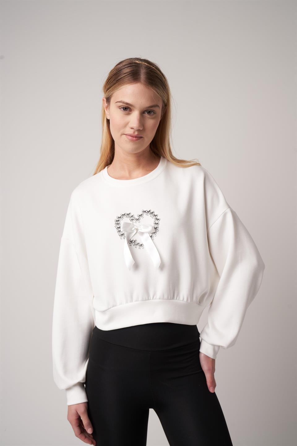 Kalp ve Fiyonk Detaylı Kısa Sweatshirt Ekru