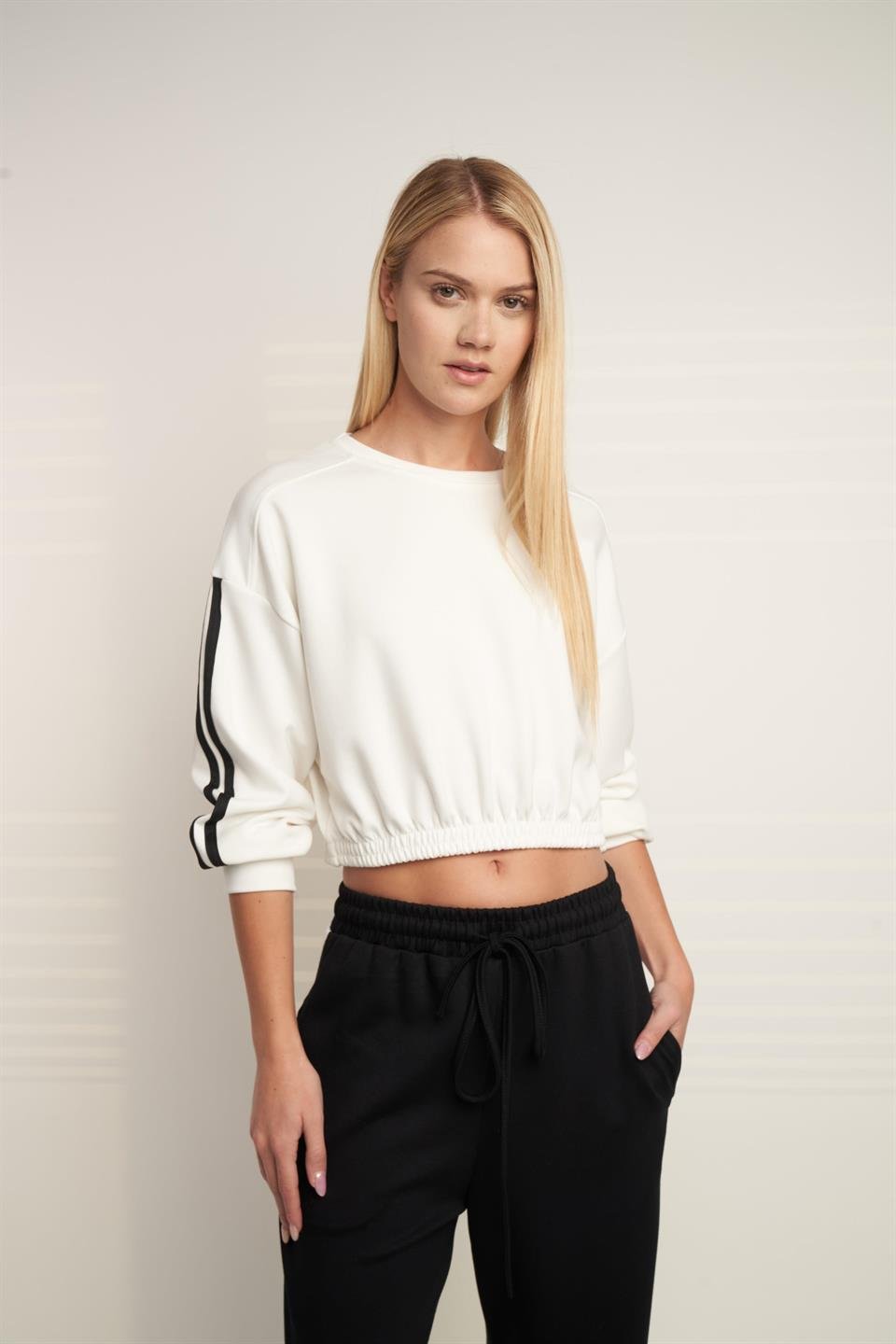 Şerit Detaylı Kısa Sweatshirt Ekru