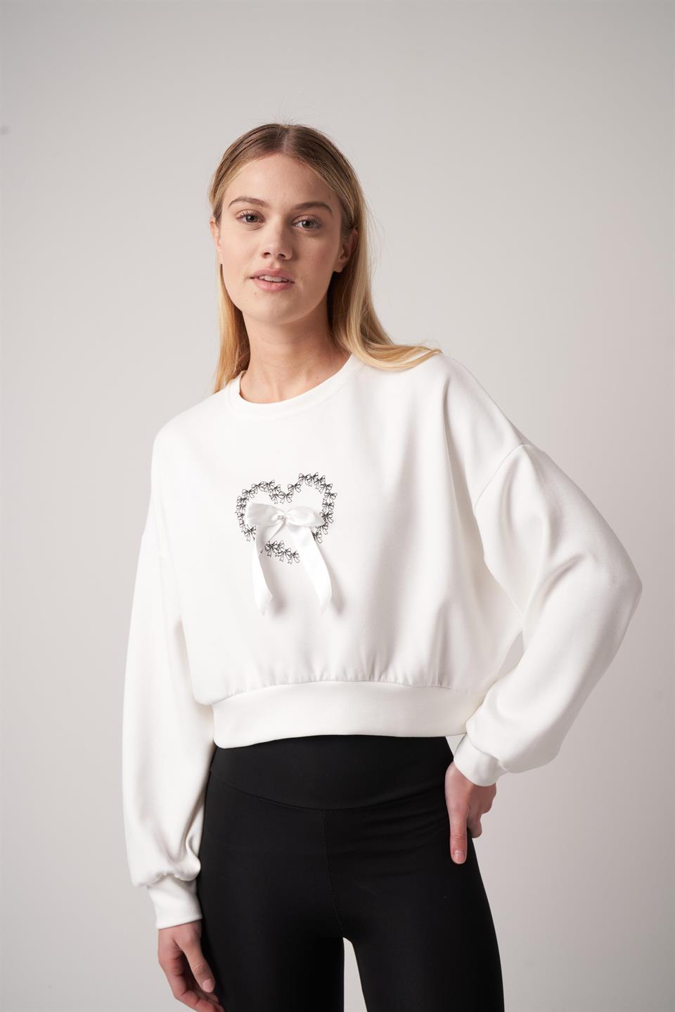 Kalp ve Fiyonk Detaylı Kısa Sweatshirt Ekru