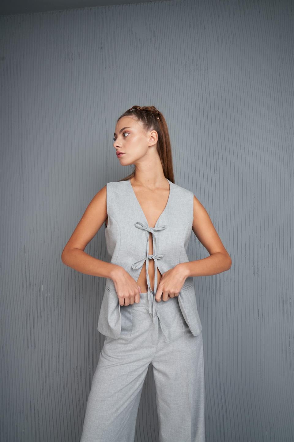 Ön Bağlama Detaylı Yelek Gri