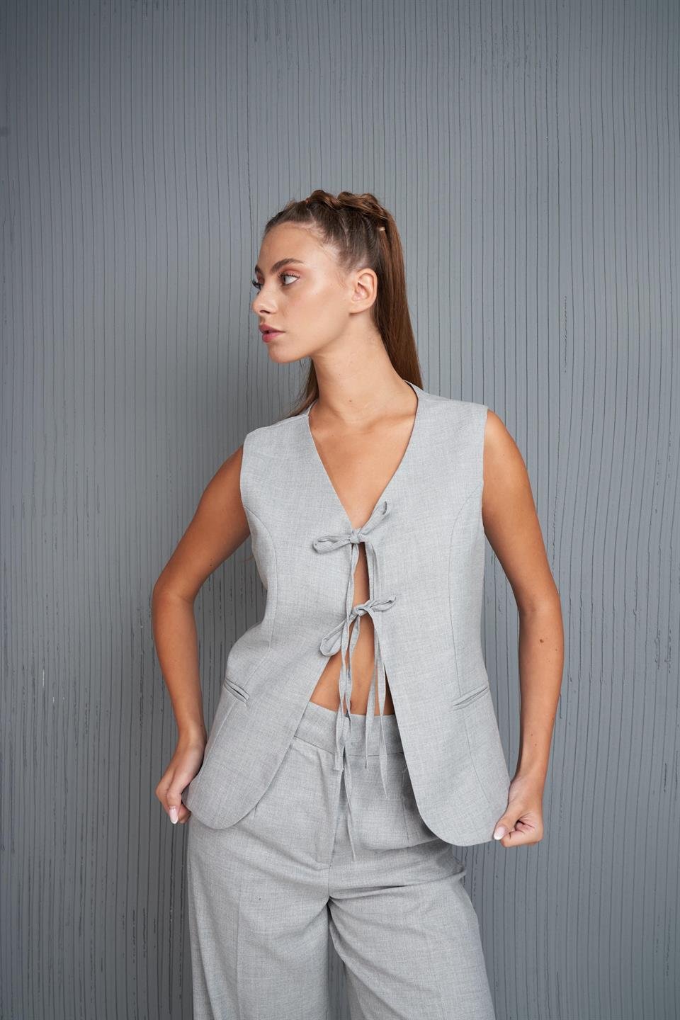 Ön Bağlama Detaylı Yelek Gri