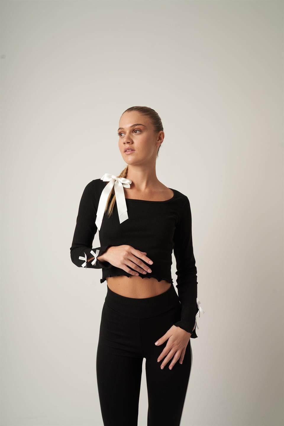 Kol Ucu Fiyonk Detaylı Bluz Siyah