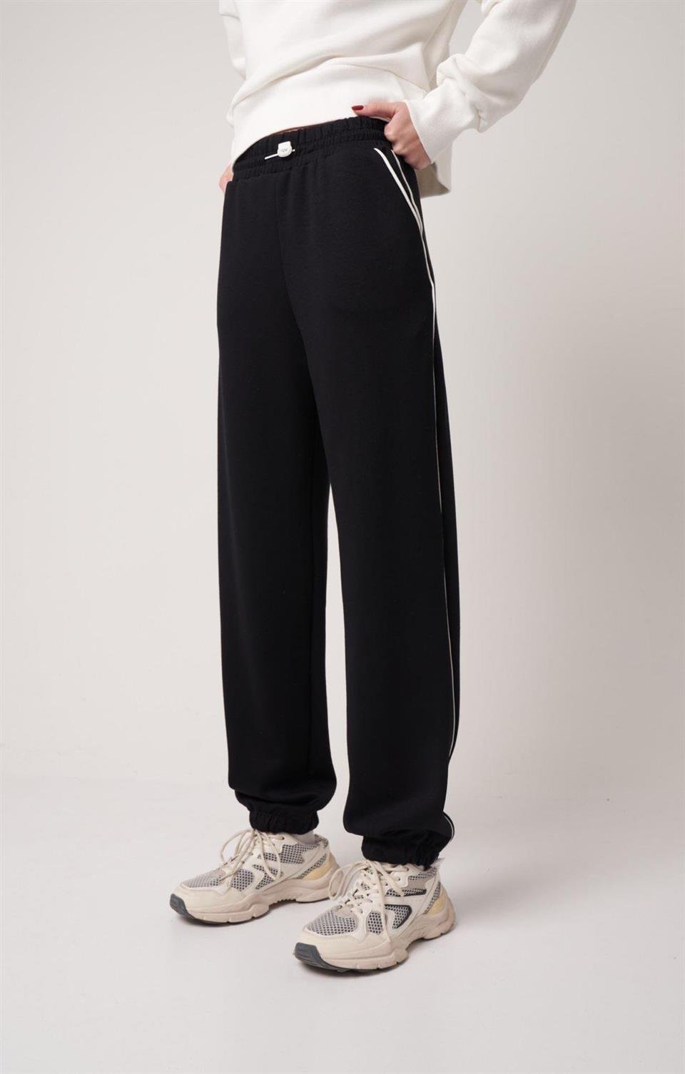 Yanlar Şerit Detaylı Eşofman Altı Siyah