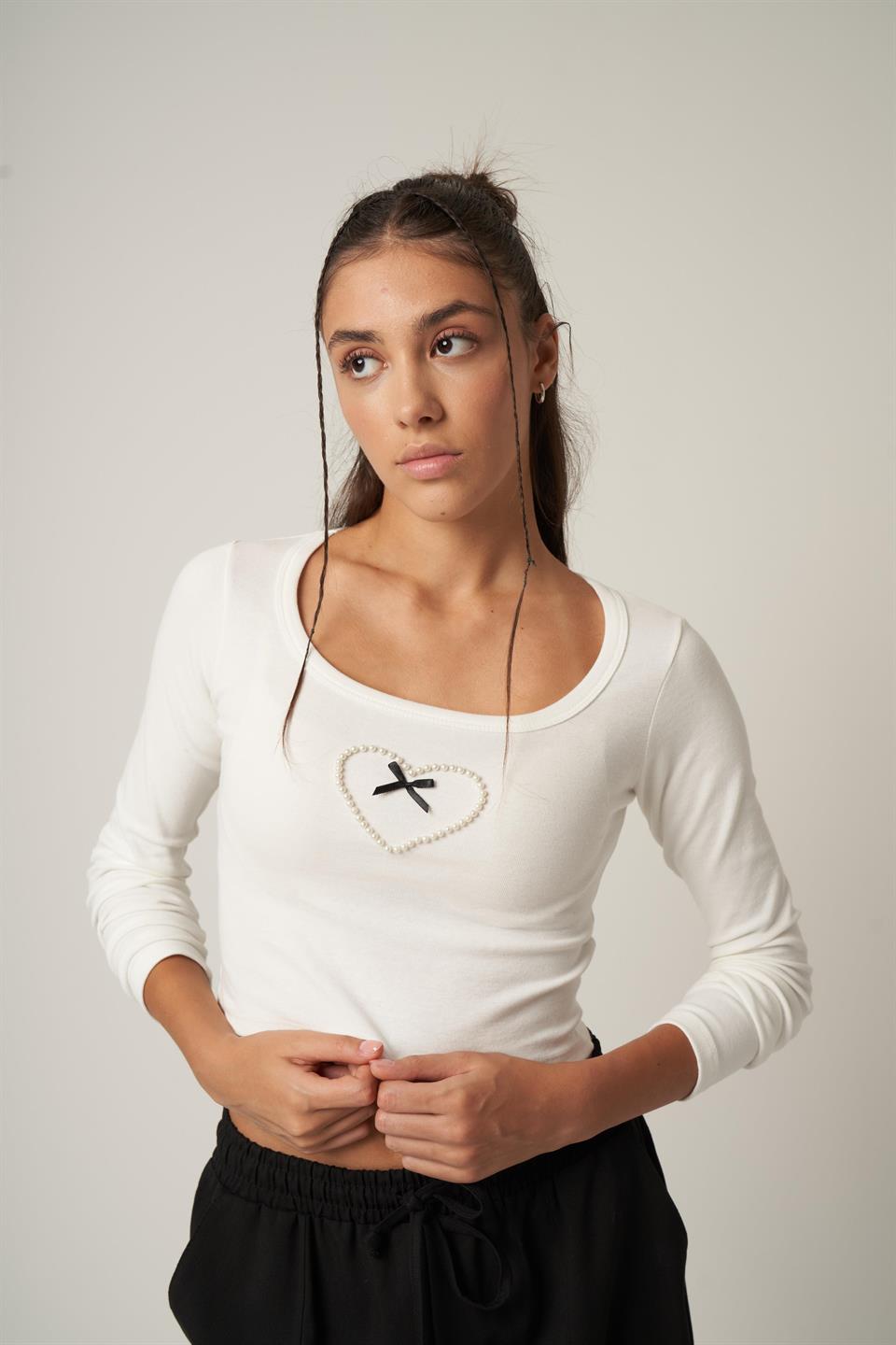 İncili Kalp Detaylı Bluz Ekru