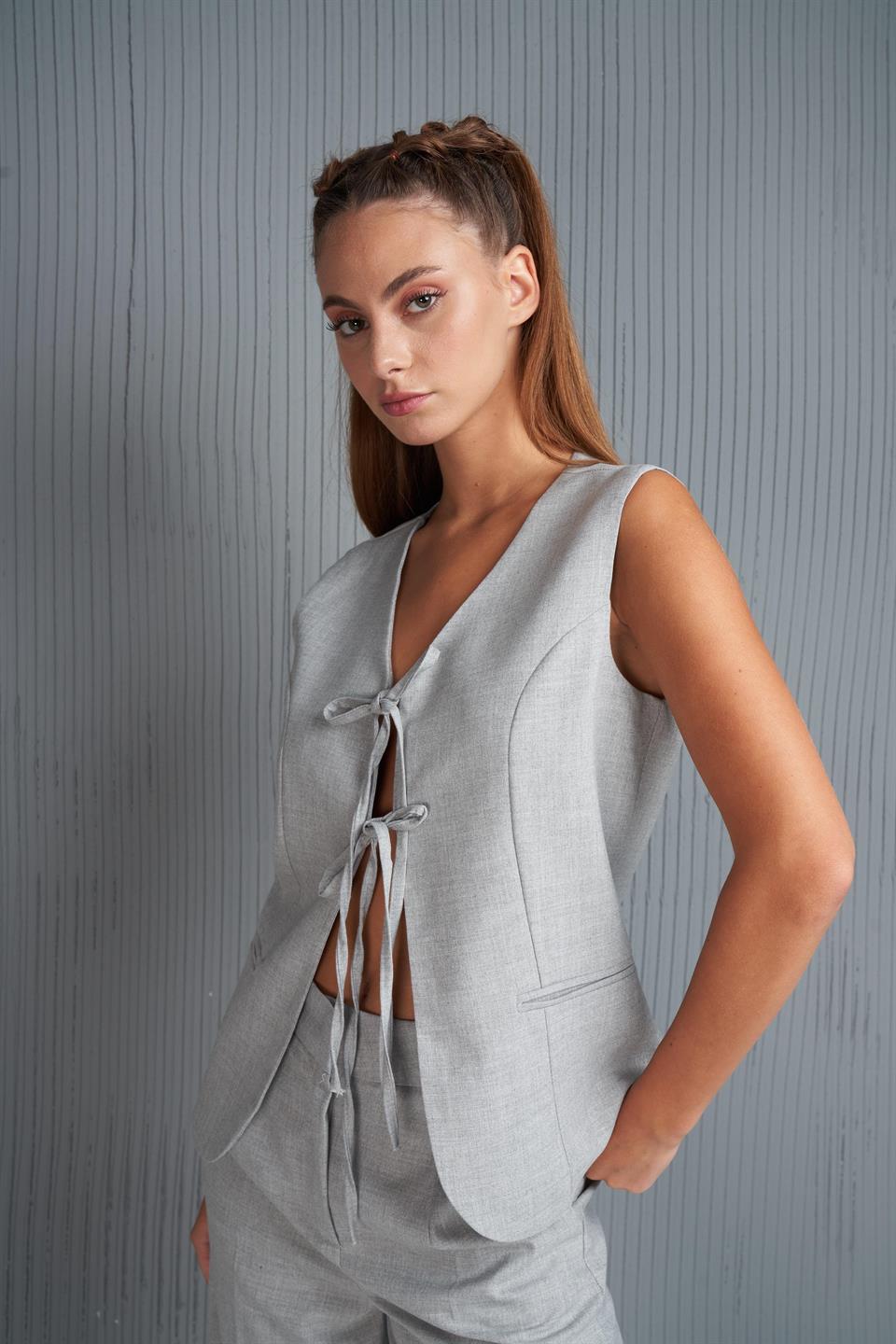 Ön Bağlama Detaylı Yelek Gri