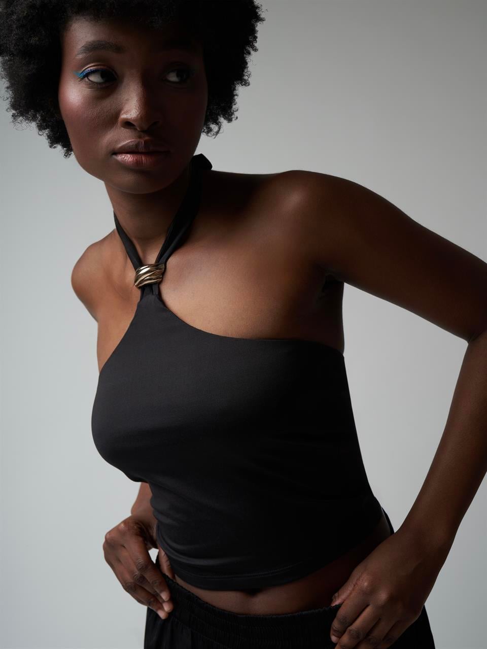 Aksesuar Detaylı Bluz Siyah