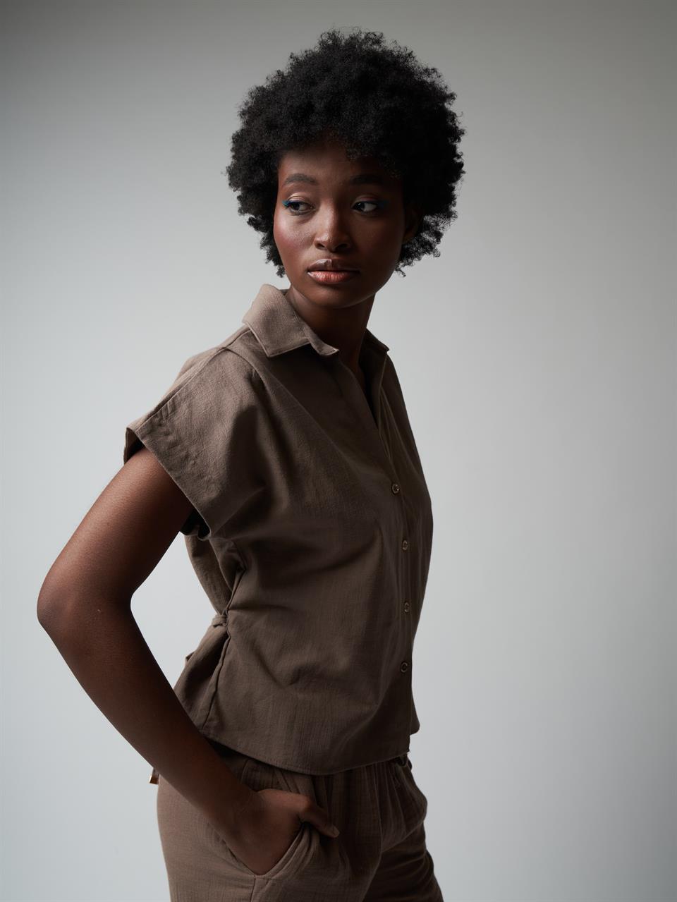 Bel Bağlamalı Kısa Kol Gömlek Vizon