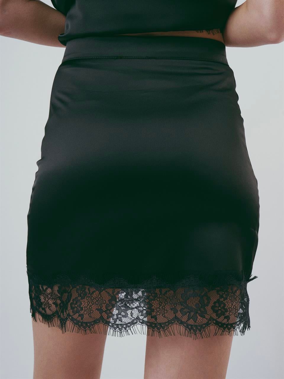 Dantel Detaylı Kısa Saten Etek Siyah