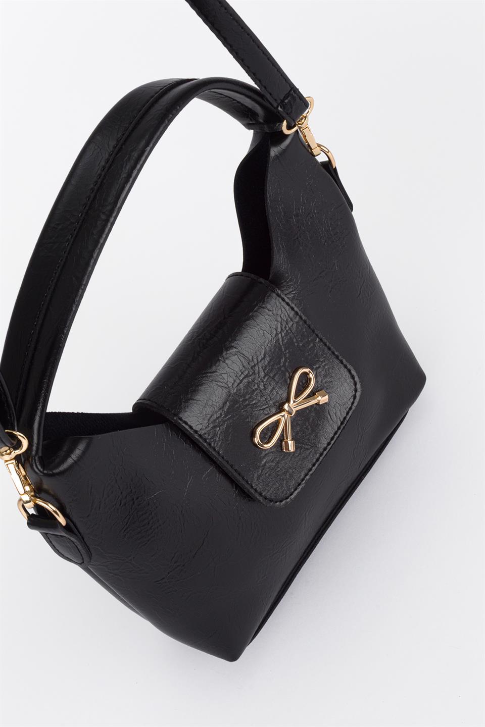 Fiyonk Detaylı Kapaklı Çapraz Çanta Siyah