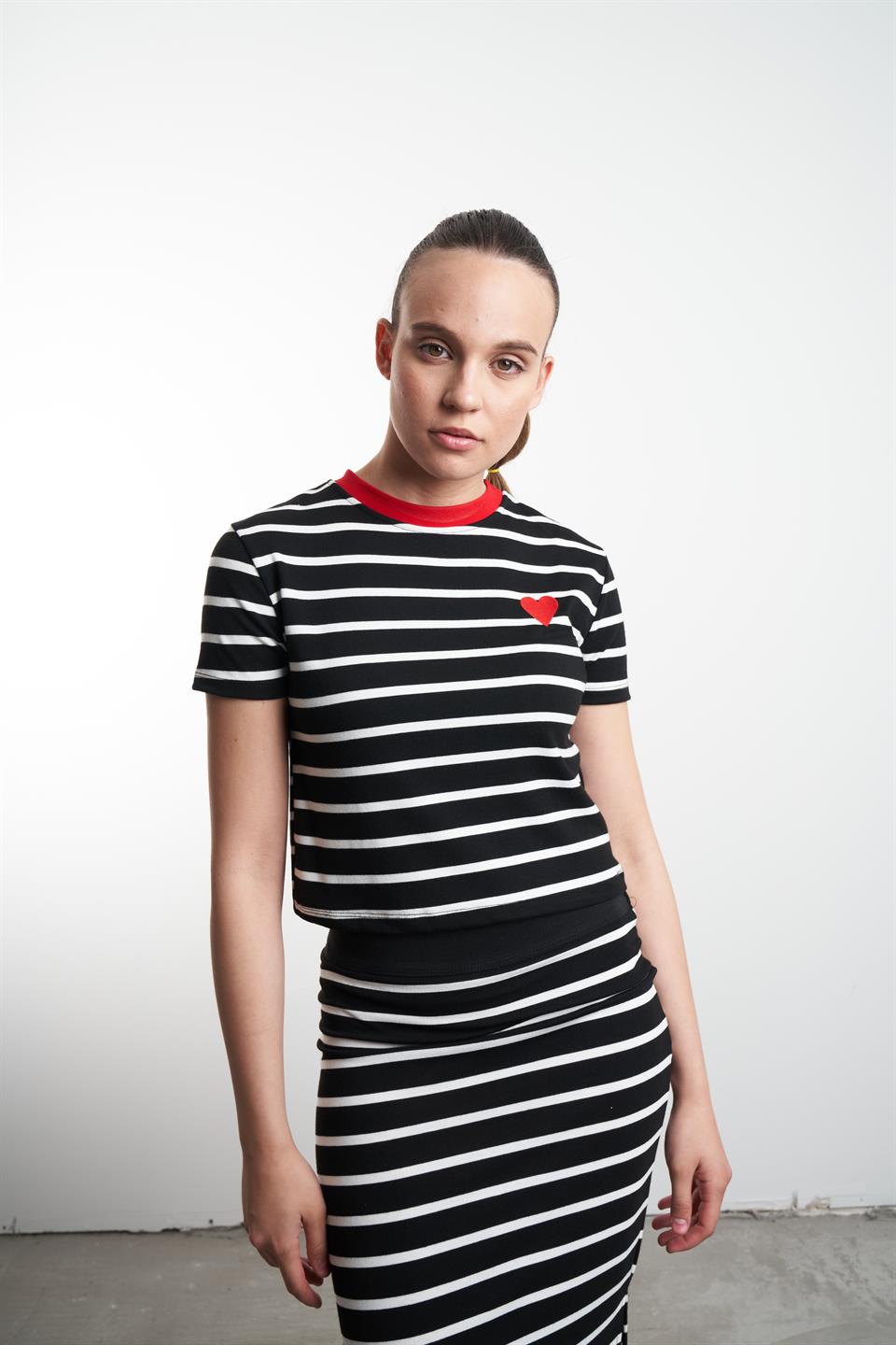 Kalp Nakış Baskılı Çizgili Kısa T-shirt Siyah-Beyaz