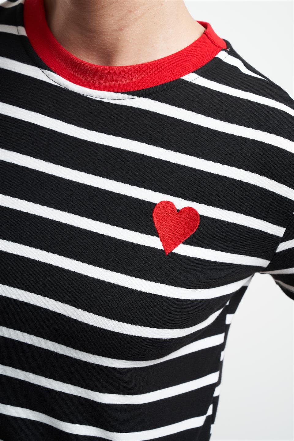 Kalp Nakış Baskılı Çizgili Kısa T-shirt Siyah-Beyaz