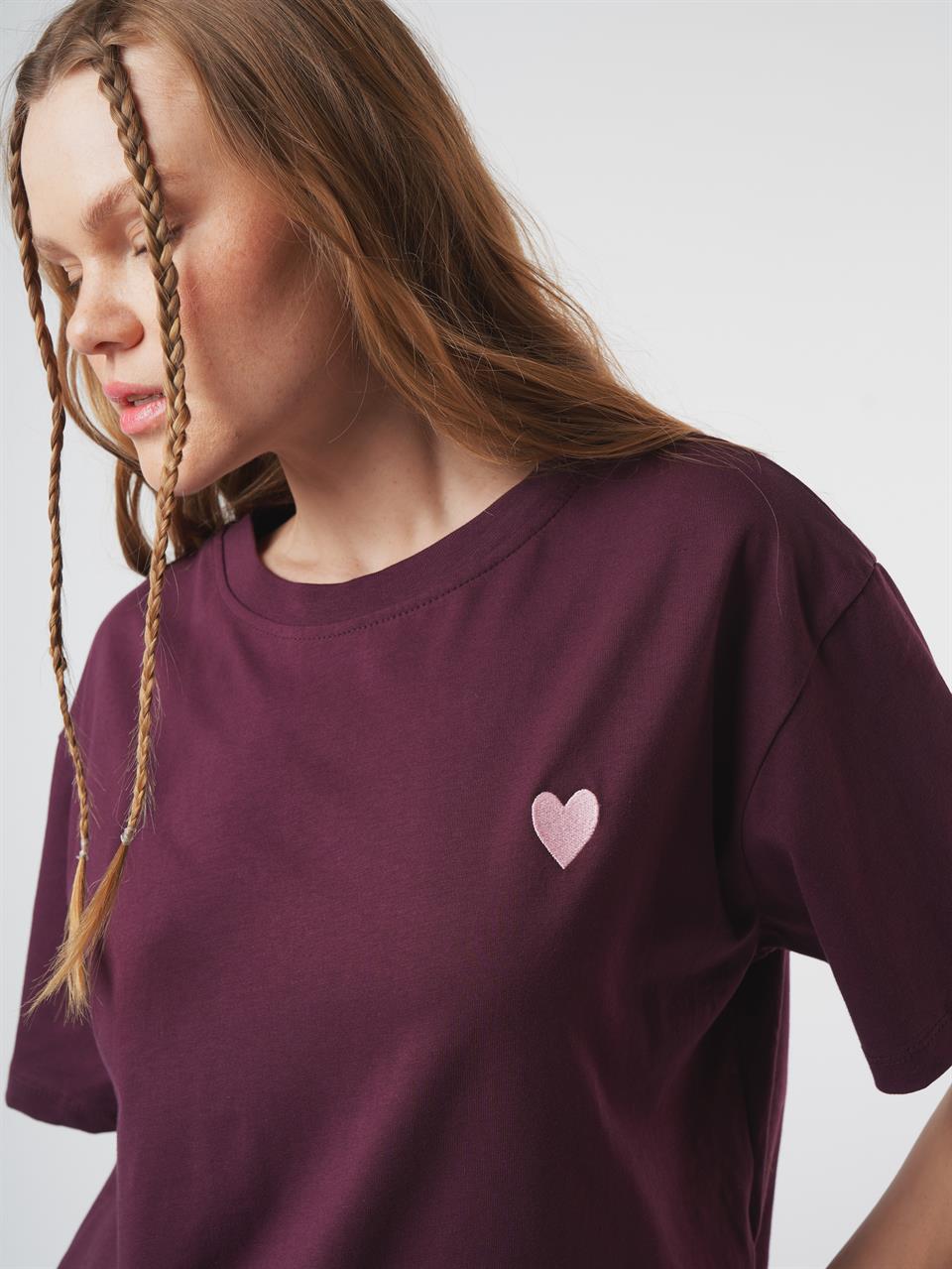 Kalp Nakış Baskılı Kısa Kol T-shirt Mürdüm