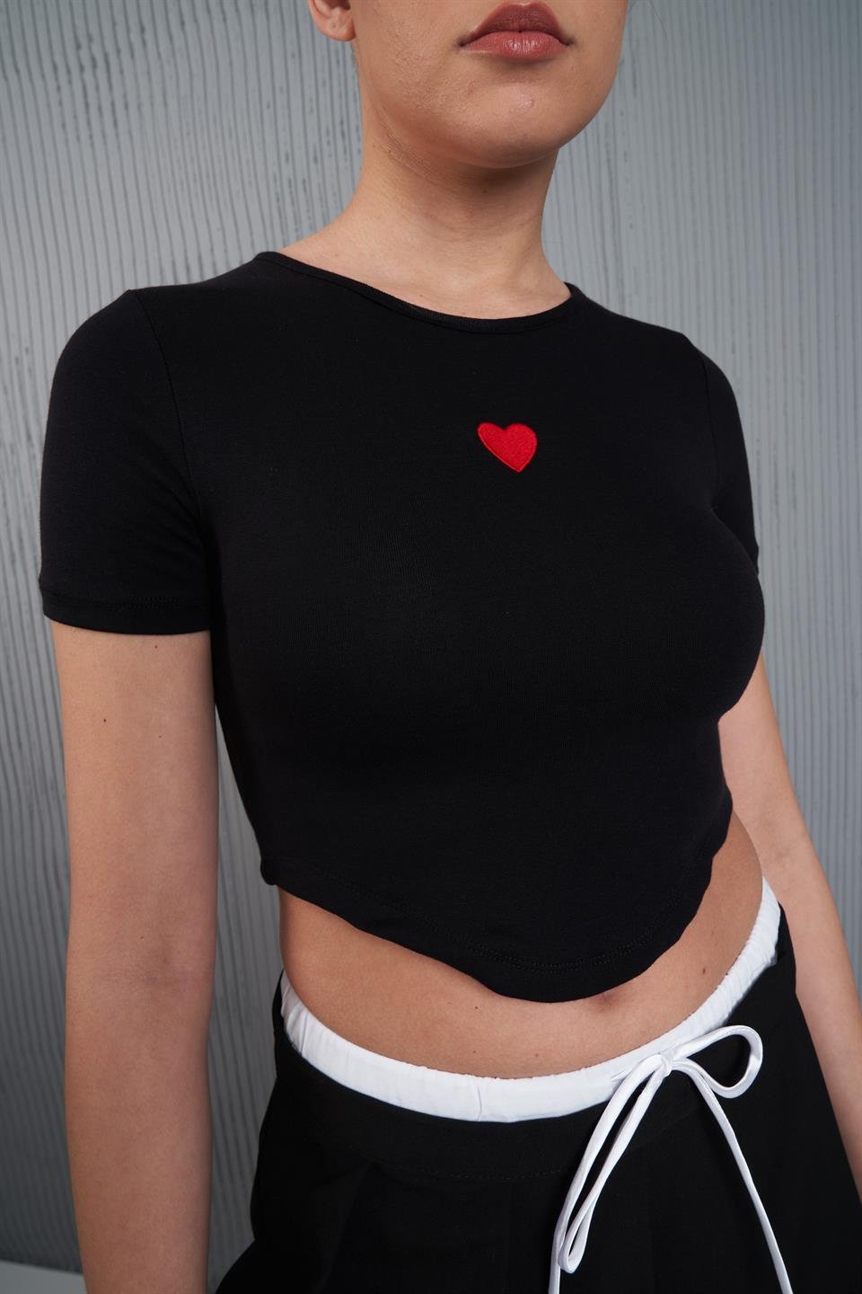 Kalp Nakış Baskılı Kısa T-shirt Siyah