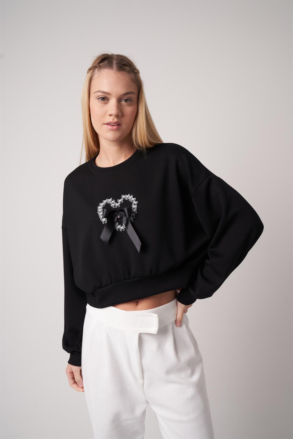 Kalp ve Fiyonk Detaylı Kısa Sweatshirt Siyah