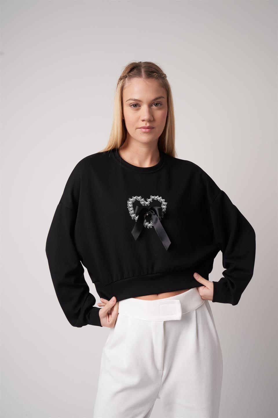 Kalp ve Fiyonk Detaylı Kısa Sweatshirt Siyah
