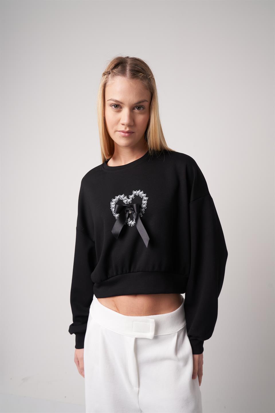 Kalp ve Fiyonk Detaylı Kısa Sweatshirt Siyah