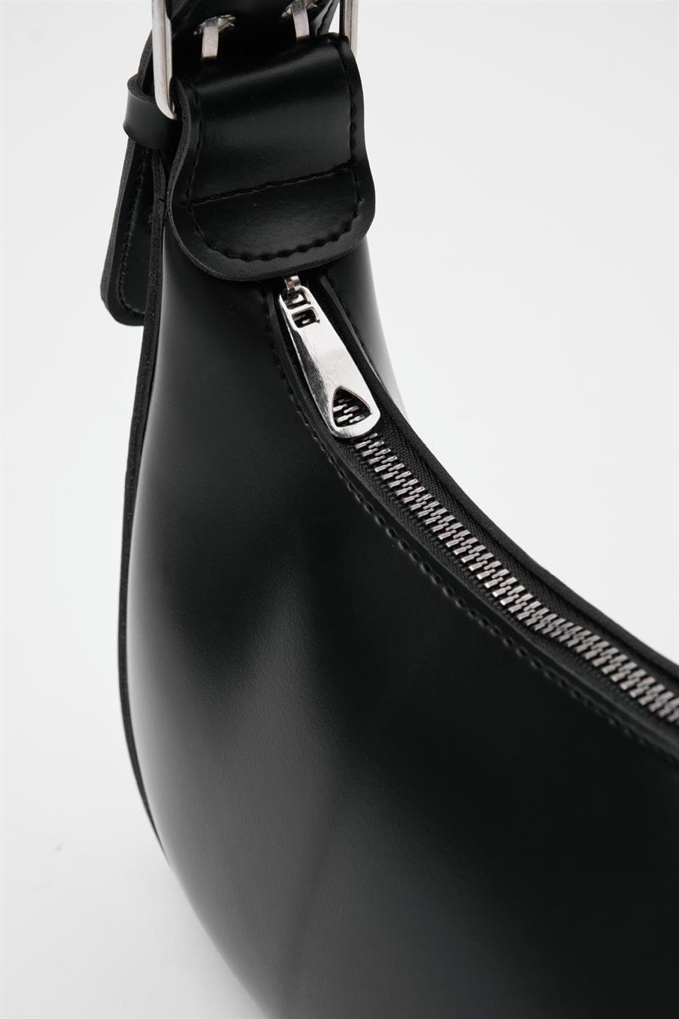 Kemer Detaylı Oval Baget Çanta Siyah