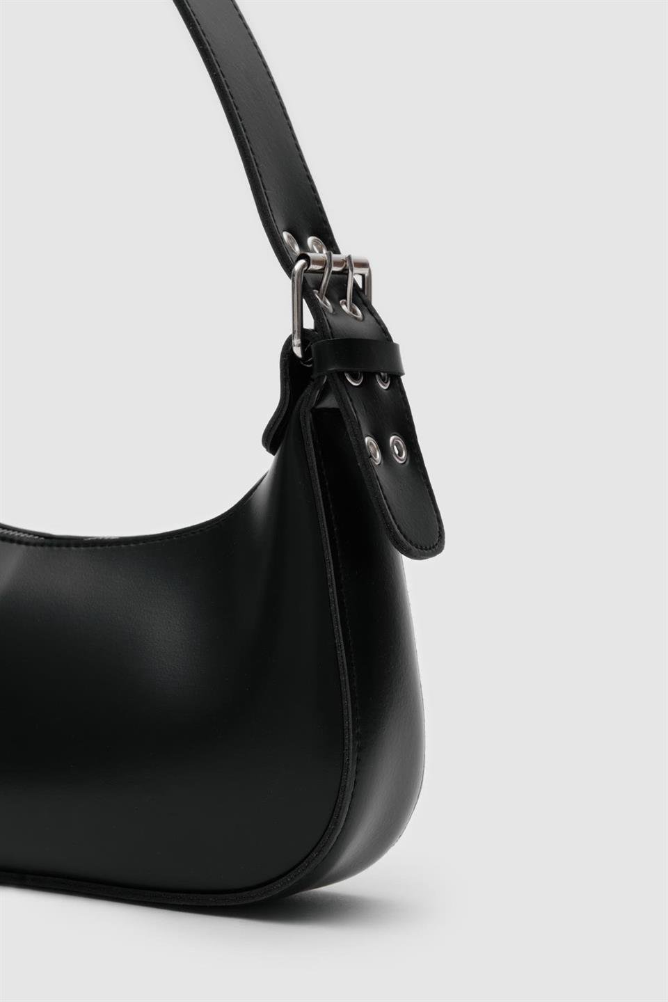 Kemer Detaylı Oval Baget Çanta Siyah