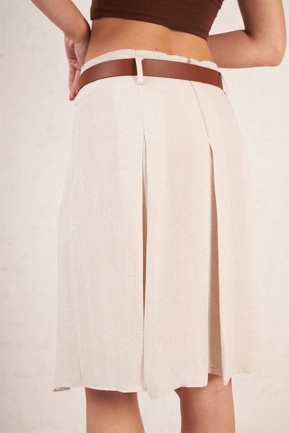 Kemerli Yırtmaç Detaylı Pileli Midi Etek Natural