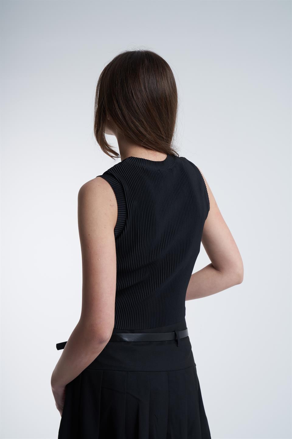 Bisiklet Yaka Kolsuz Plise Bluz Siyah