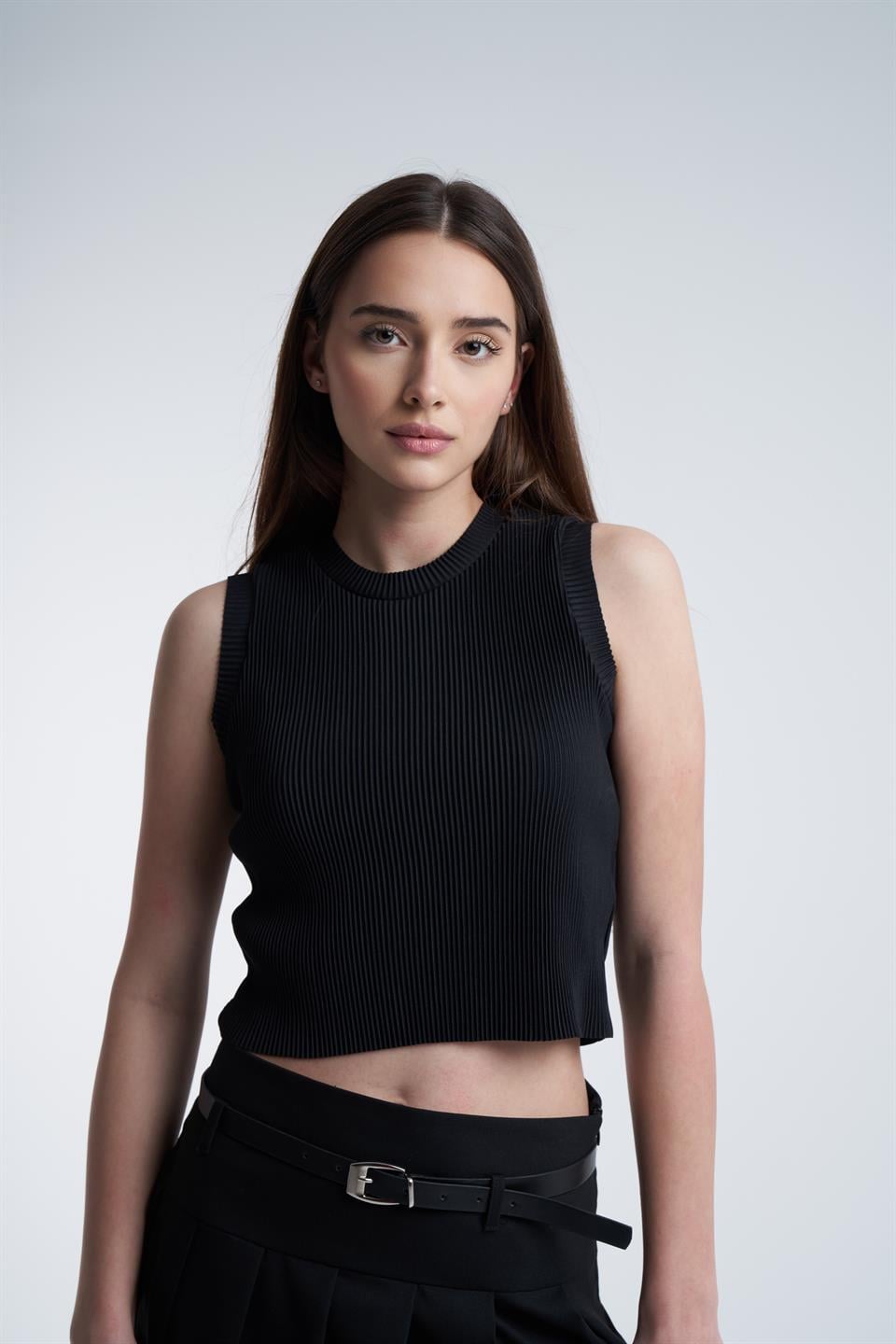 Bisiklet Yaka Kolsuz Plise Bluz Siyah