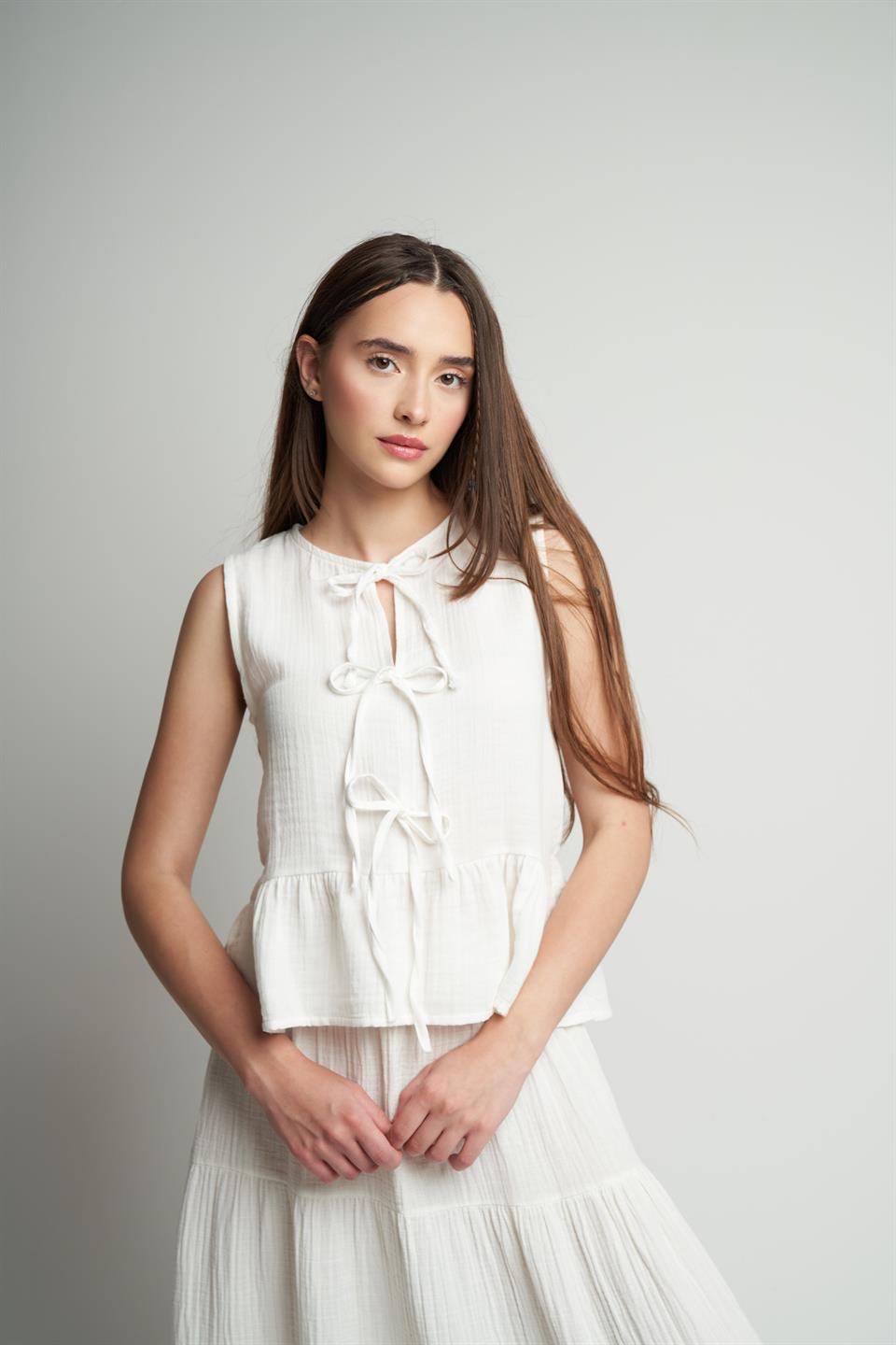 Ön Bağlama Detaylı Sıfır Kol Bluz Ekru