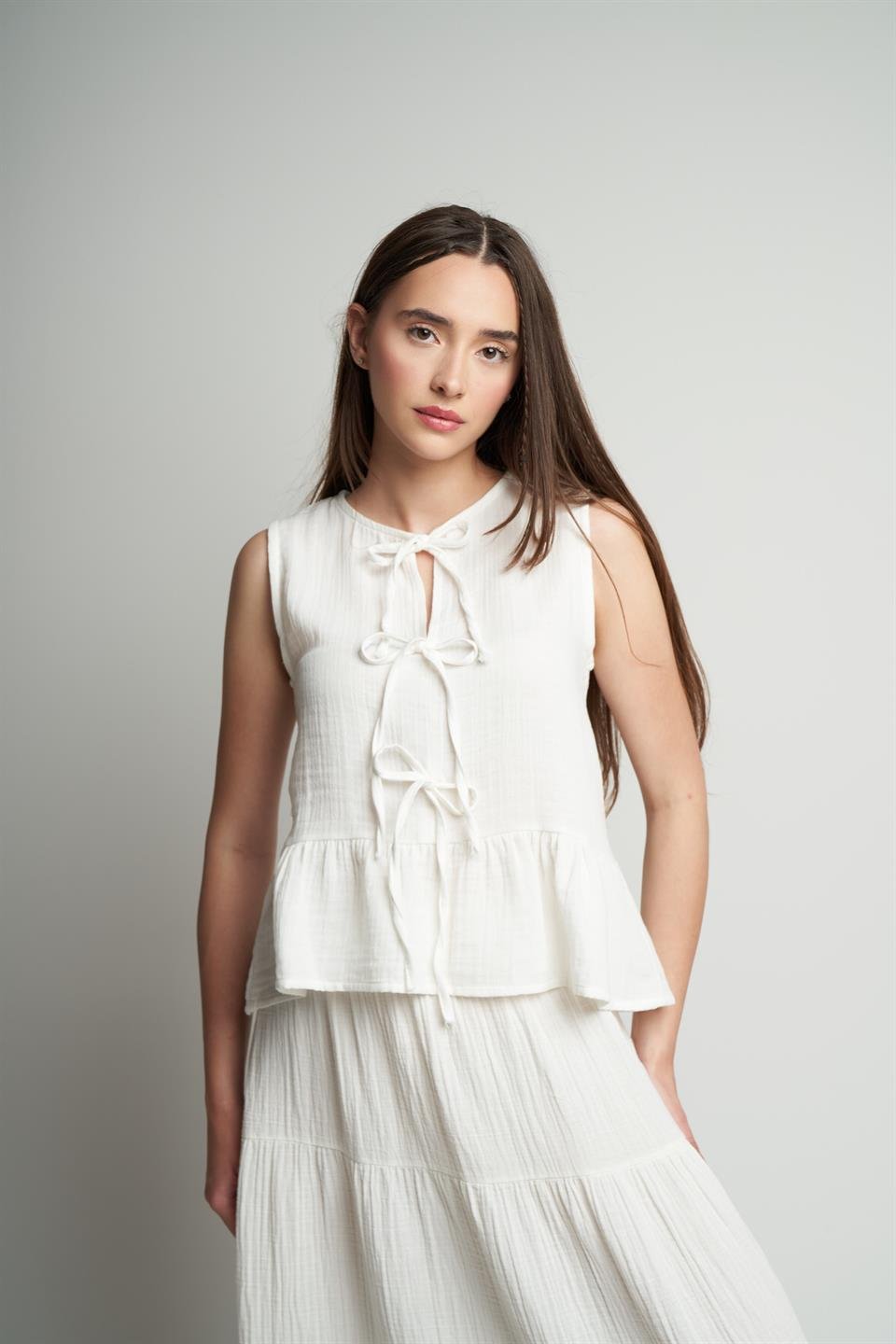 Ön Bağlama Detaylı Sıfır Kol Bluz Ekru