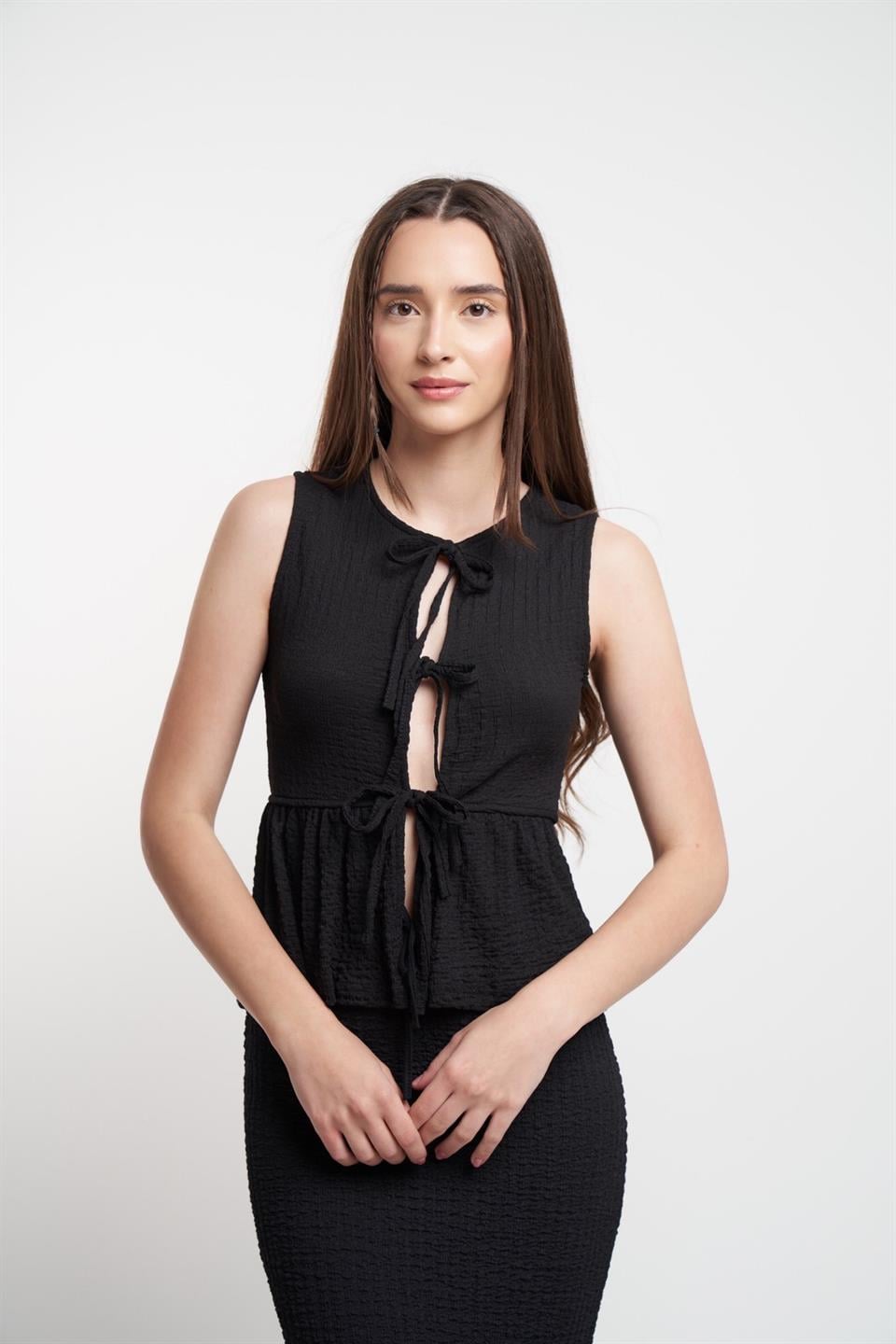 Ön Bağlama Detaylı Sıfır Kol Bluz Siyah