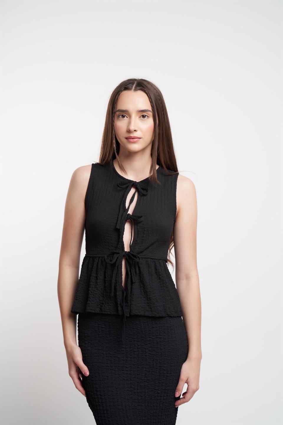 Ön Bağlama Detaylı Sıfır Kol Bluz Siyah