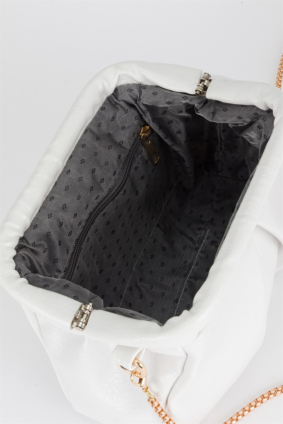 Pile Detaylı Zincir Askılı Clutch Çanta Beyaz