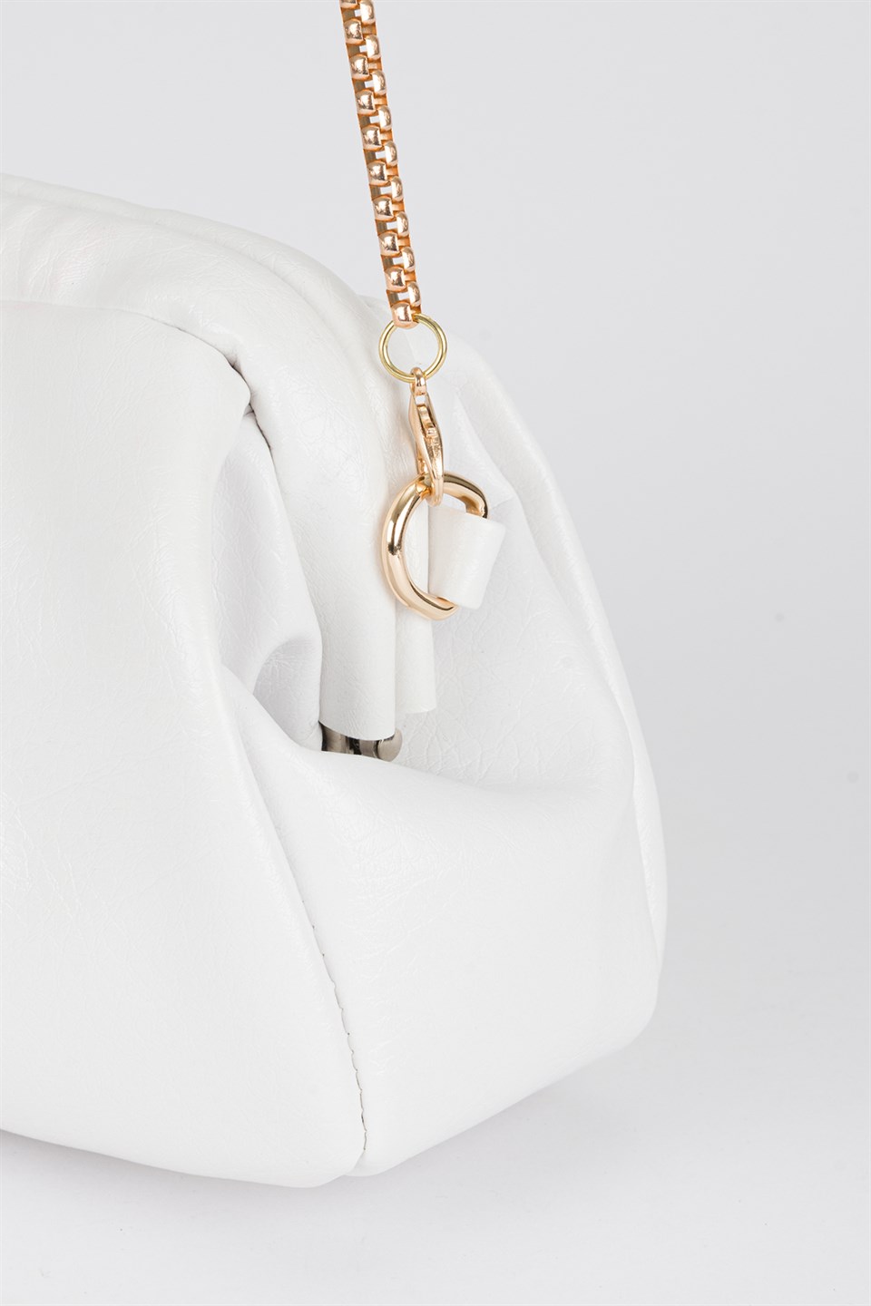 Pile Detaylı Zincir Askılı Clutch Çanta Beyaz