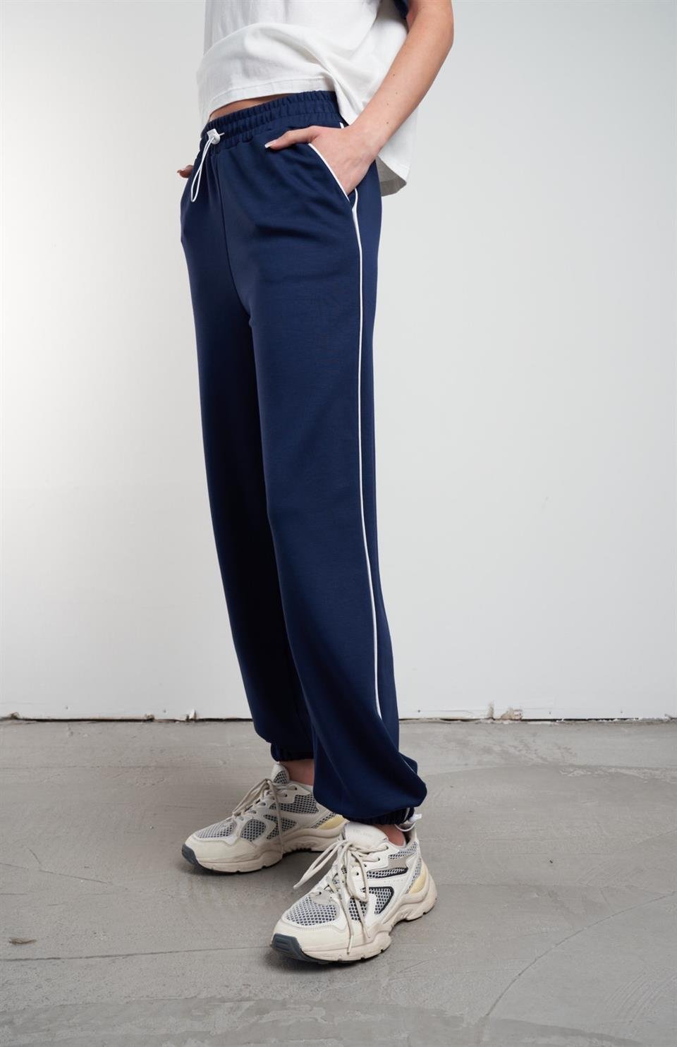 Yanlar Şerit Detaylı Eşofman Altı Lacivert