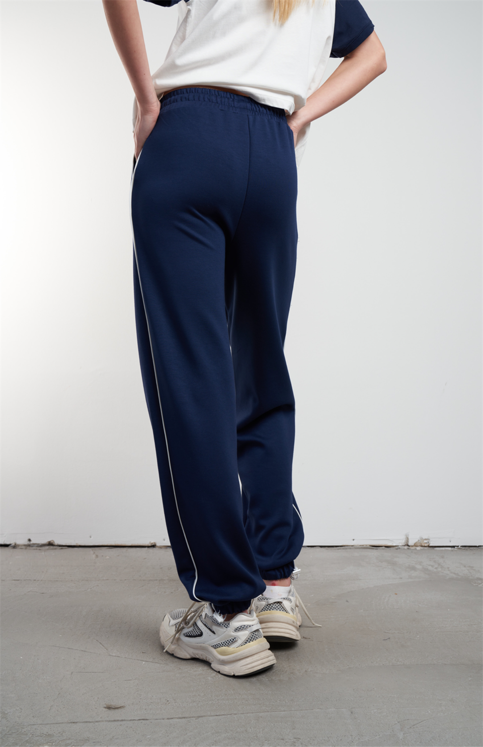 Yanlar Şerit Detaylı Eşofman Altı Lacivert