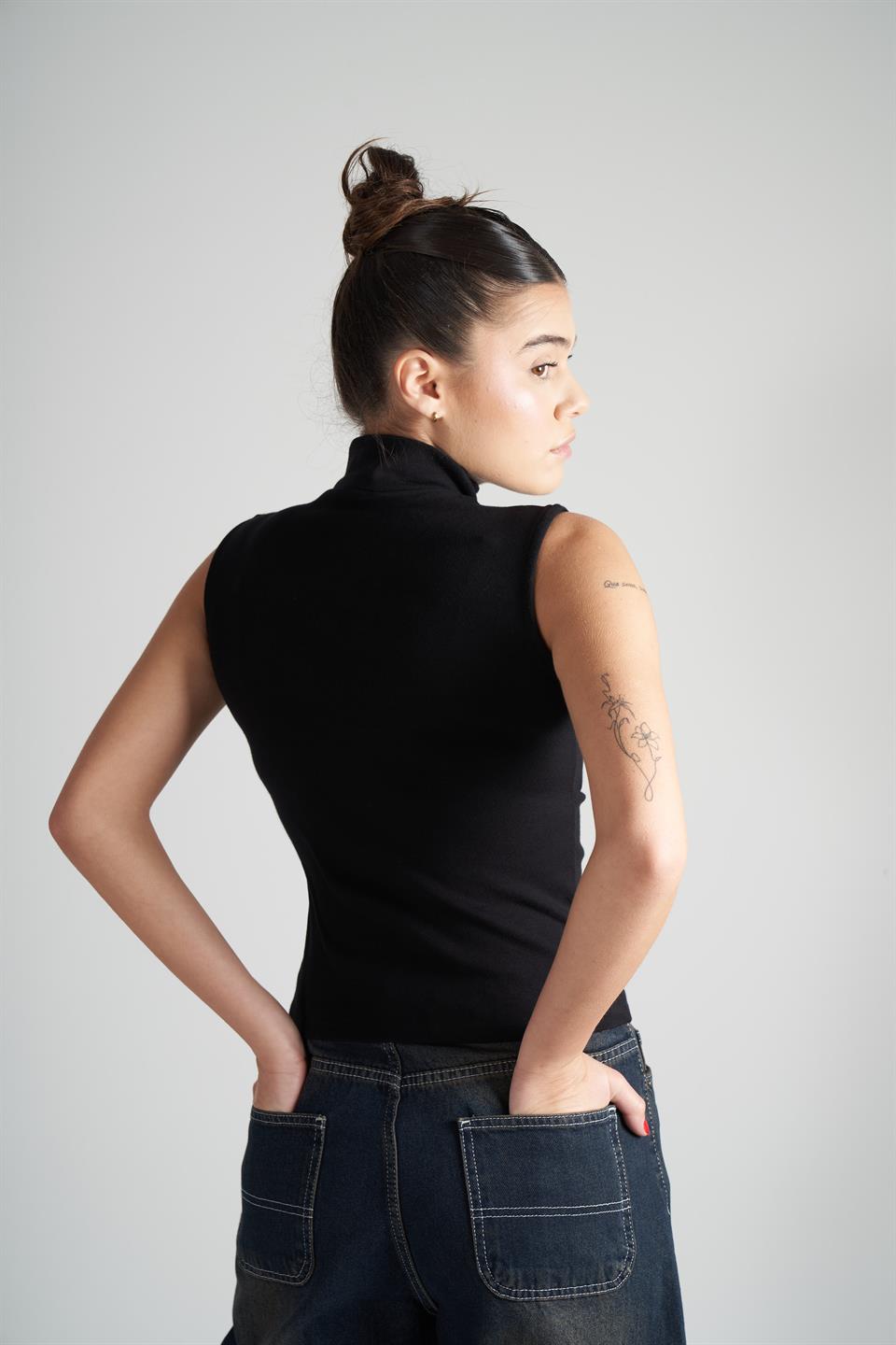 Yarım Balıkçı Sıfır Kol Basic Bluz Siyah