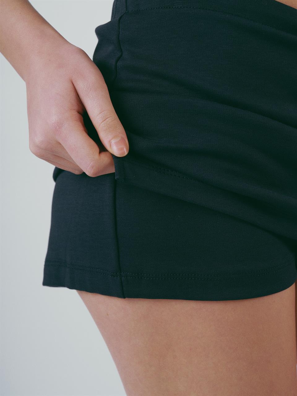 Yırtmaç Detaylı Kısa Şort Etek Lacivert