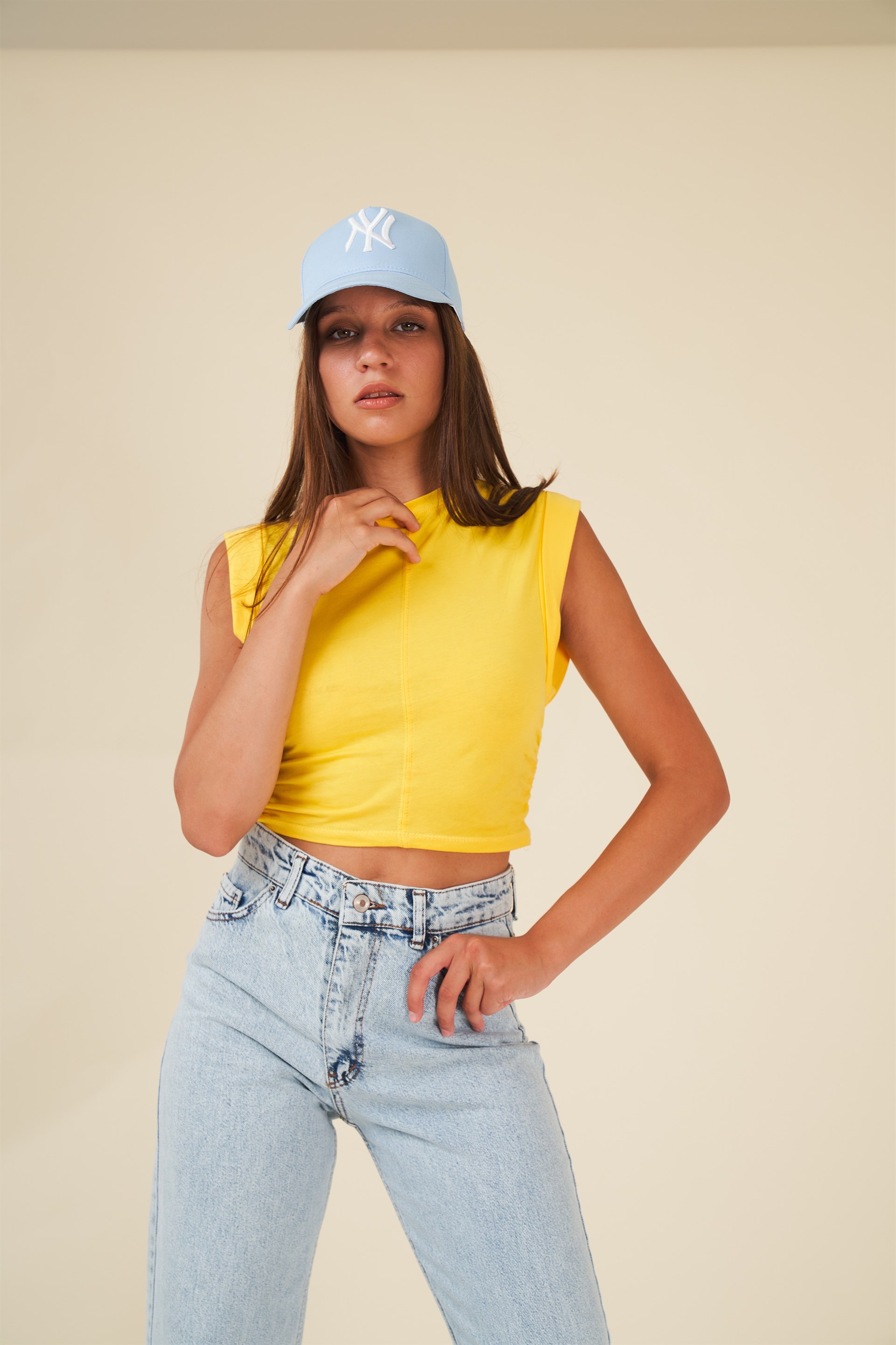Büzgü Detaylı Kolsuz T-shirt