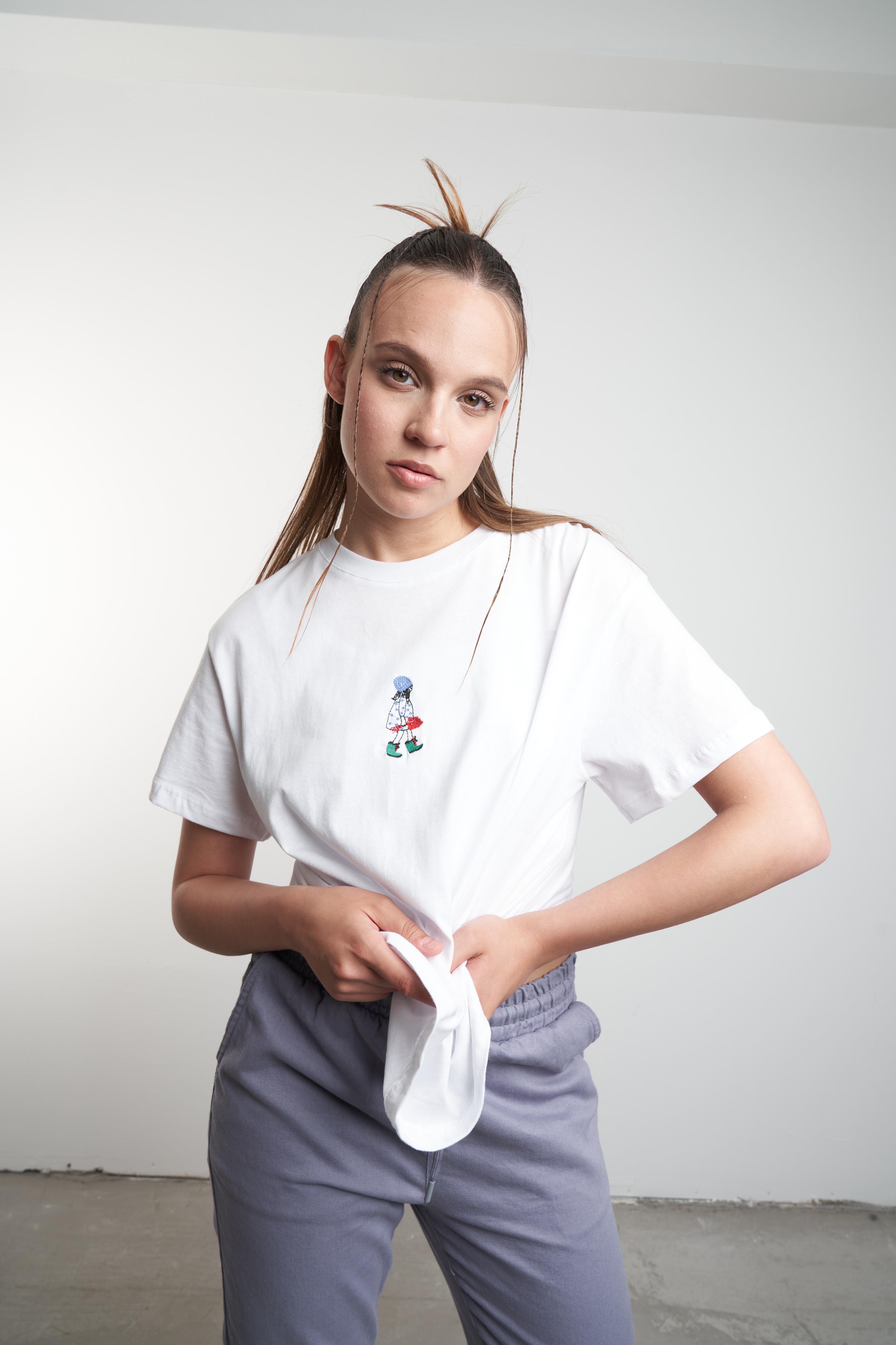 Çicekli Kız Nakış Baskılı T-shirt Beyaz