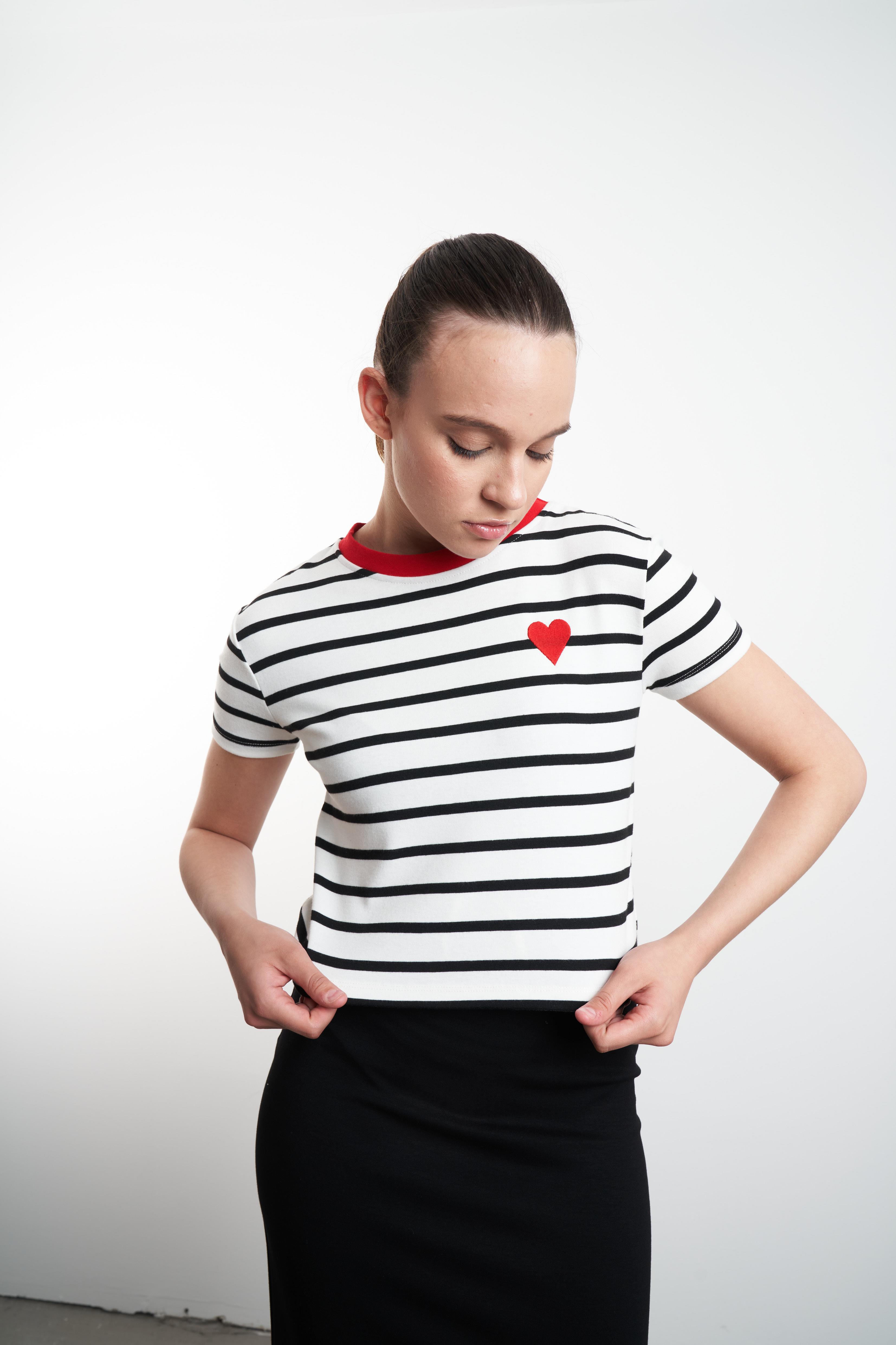 Kalp Nakış Baskılı Çizgili Kısa T-shirt Beyaz-Siyah