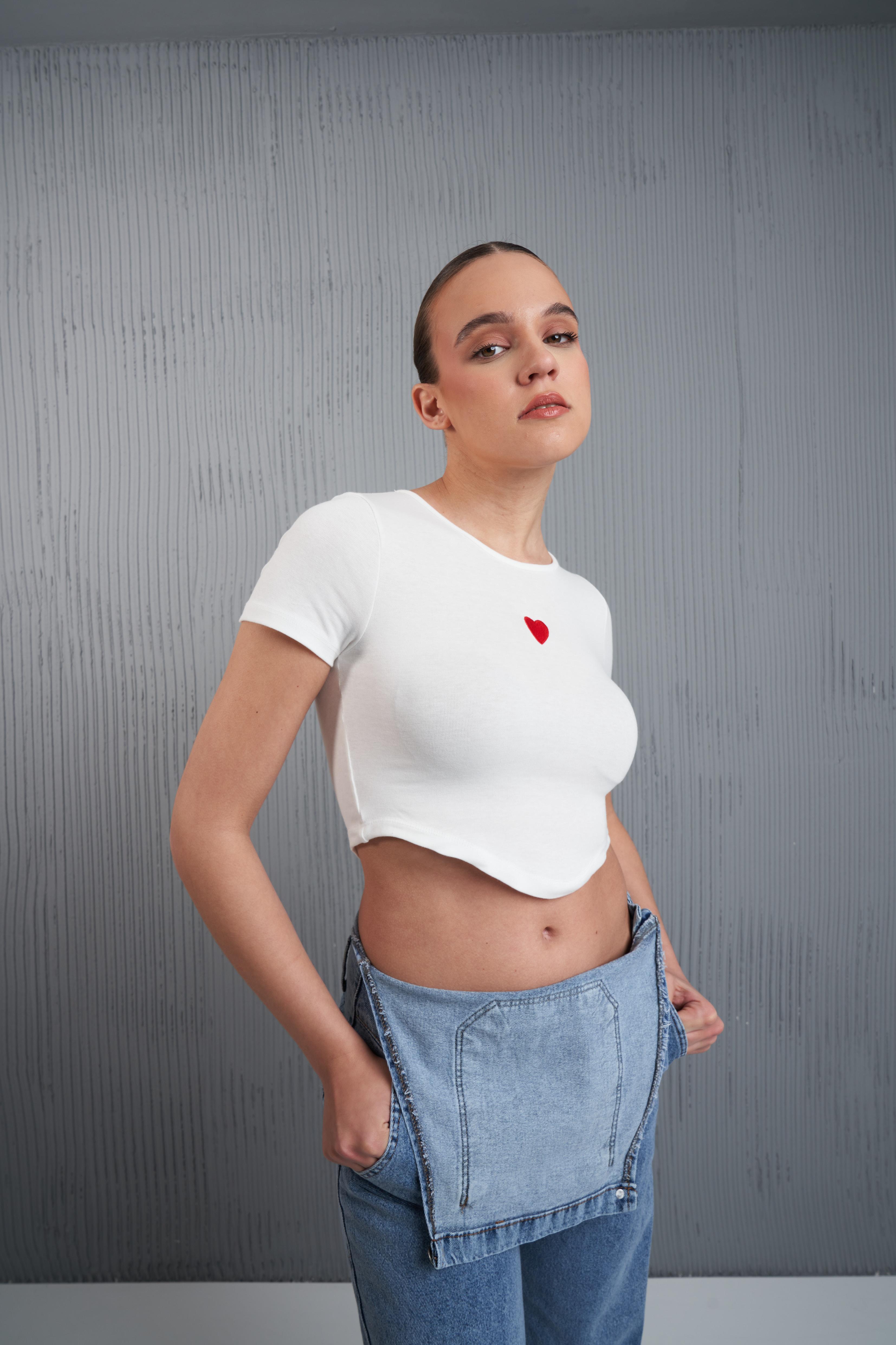 Kalp Nakış Baskılı Kısa T-shirt Ekru