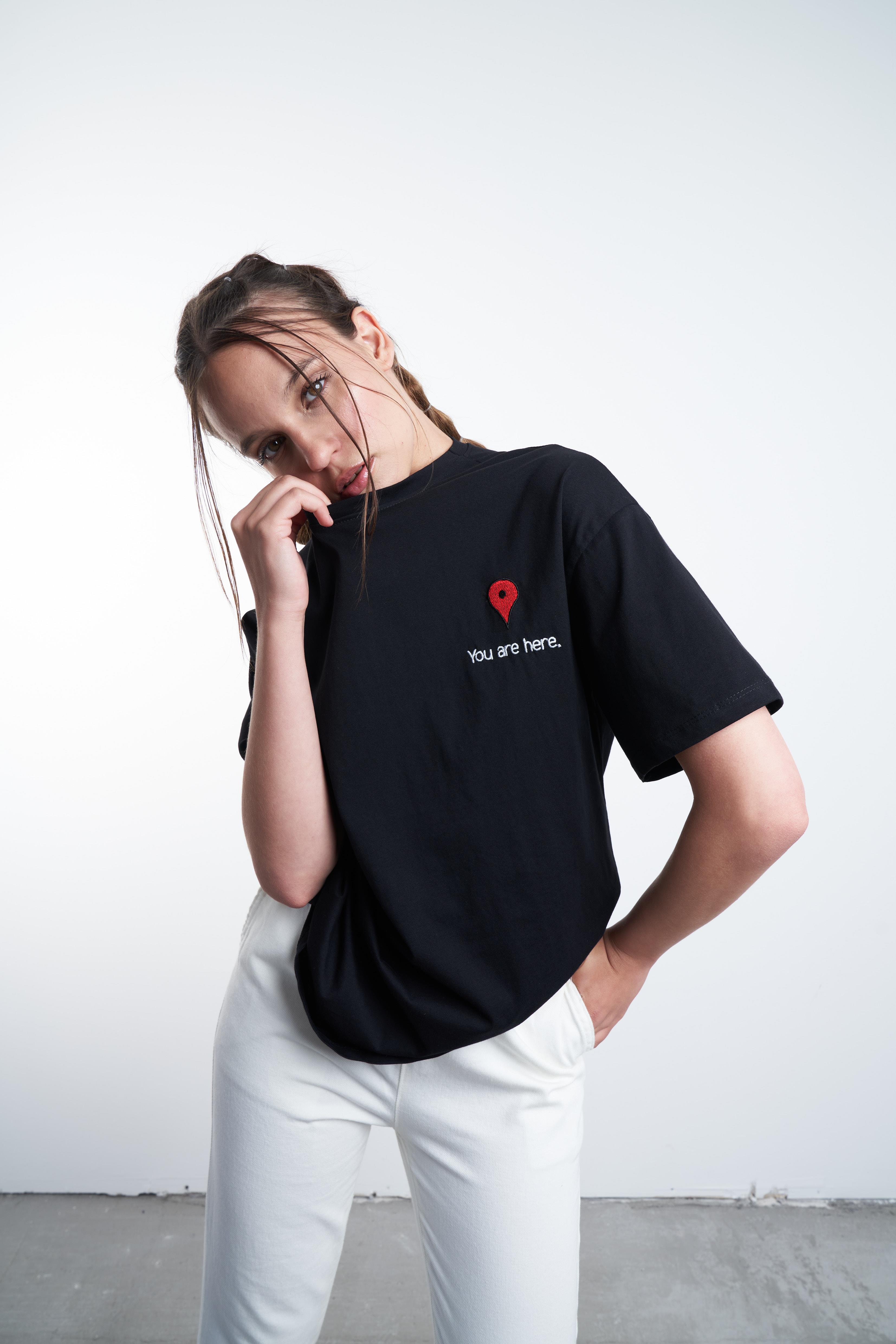 Konum Nakış Baskılı T-shirt Siyah