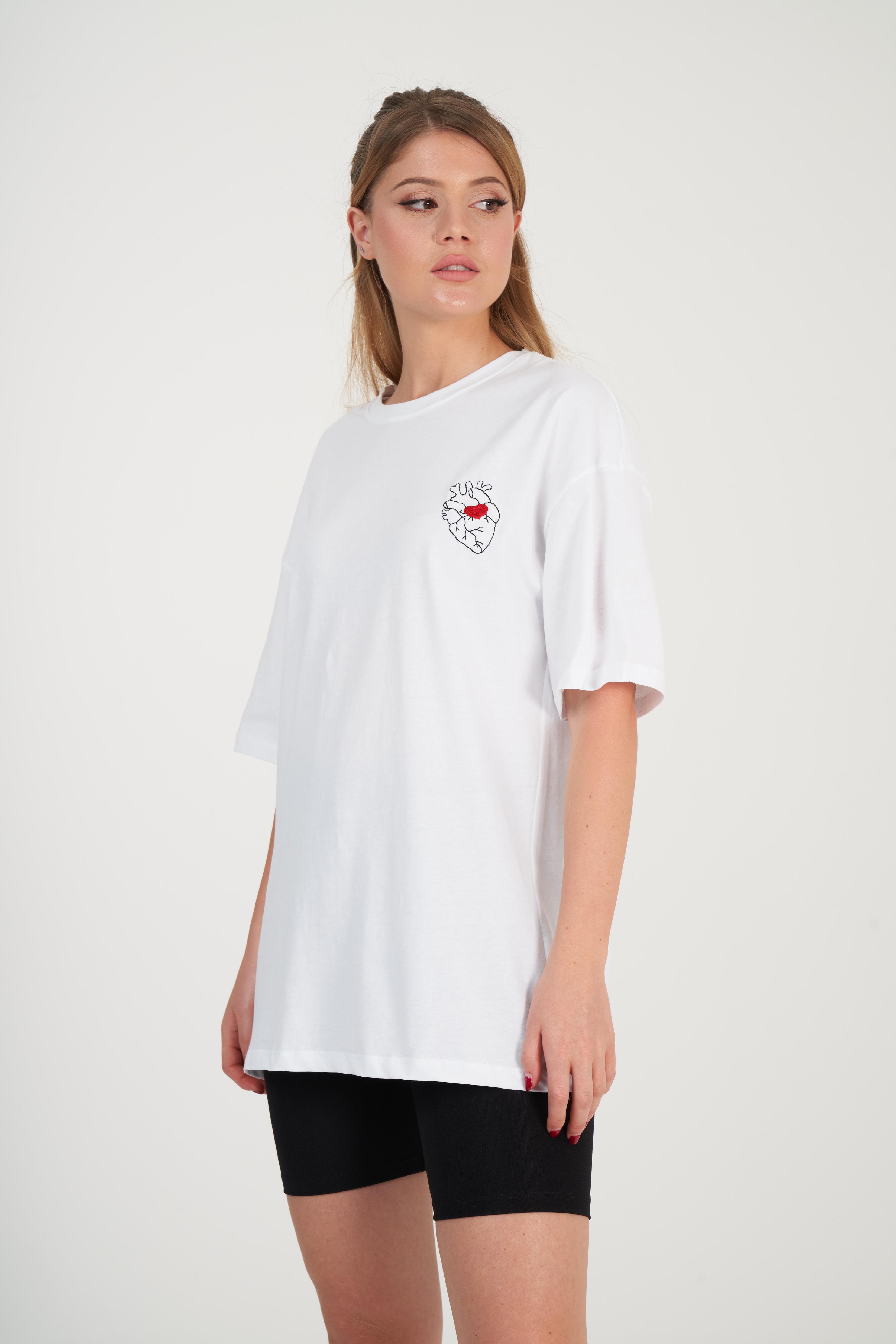 Oversize Kalp Nakış Baskılı T-shirt Beyaz