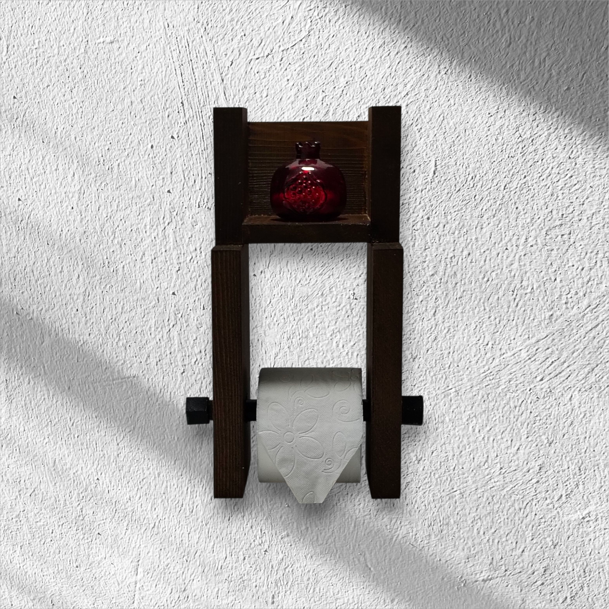 Tena Dekor Ahşap Rustik Tasarım Tuvalet Kağıtlığı Askısı Mini Raflı Vintage Tasarım El İşçiliği İmalat Üretim AtölyesiBanyo DekorasyonuTena Dekor Ahşap Rustik Tasarım Tuvalet Kağıtlığı Askısı Mini Raflı
