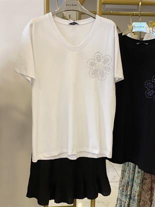 Beyaz V Yakalı Çiçekli Tshirt